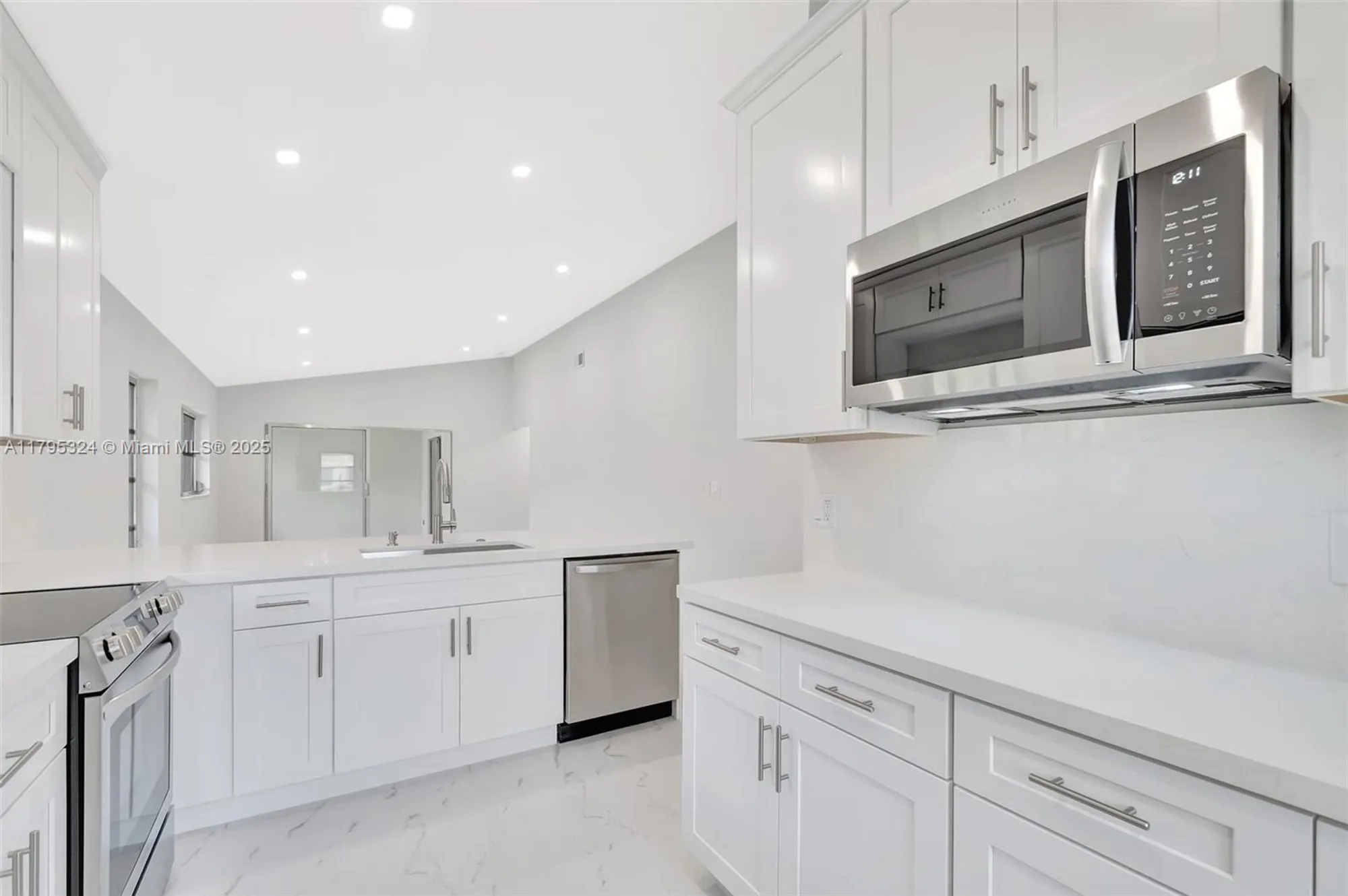 Property Slideshow image 7 of 50 | 8055 sweetbriar way, Boca Raton, FL, 33496