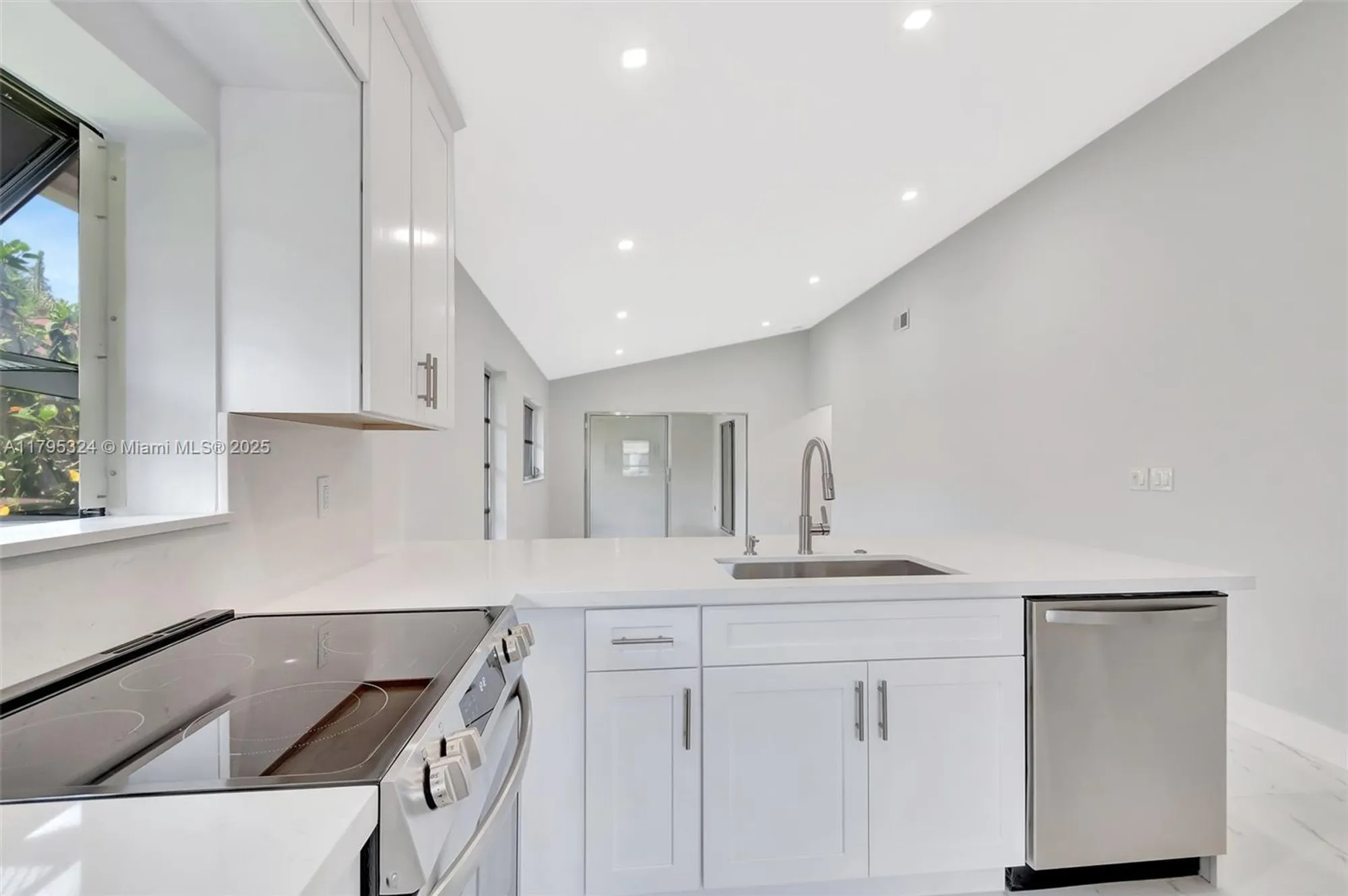 Property Slideshow image 8 of 50 | 8055 sweetbriar way, Boca Raton, FL, 33496