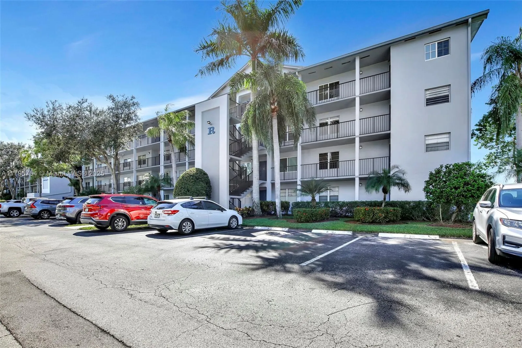 Property Slideshow image 2 of 38 | 900 sw 125th way r312, Pembroke Pines, FL, 33027