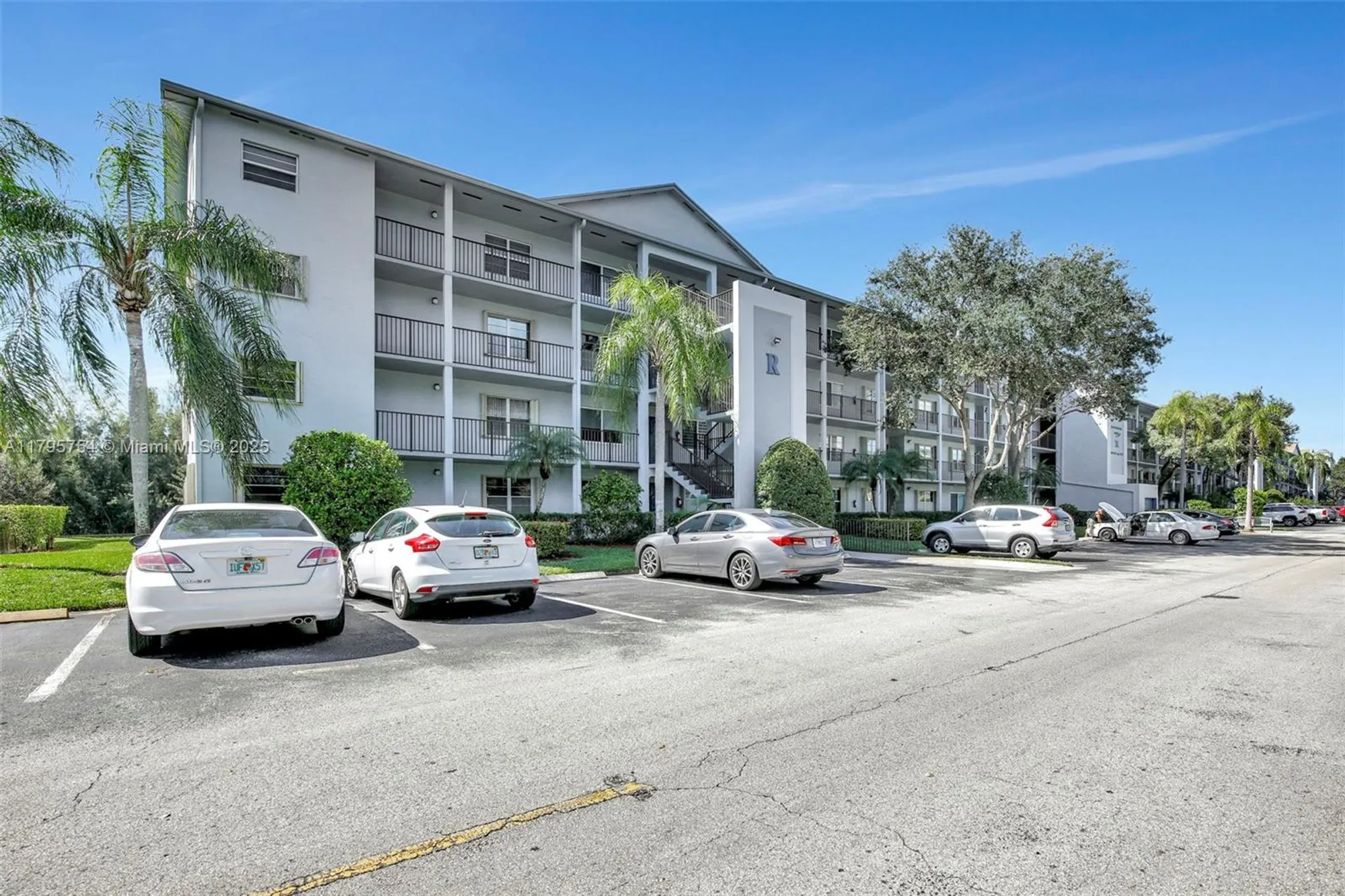 Property Slideshow image 5 of 38 | 900 sw 125th way r312, Pembroke Pines, FL, 33027