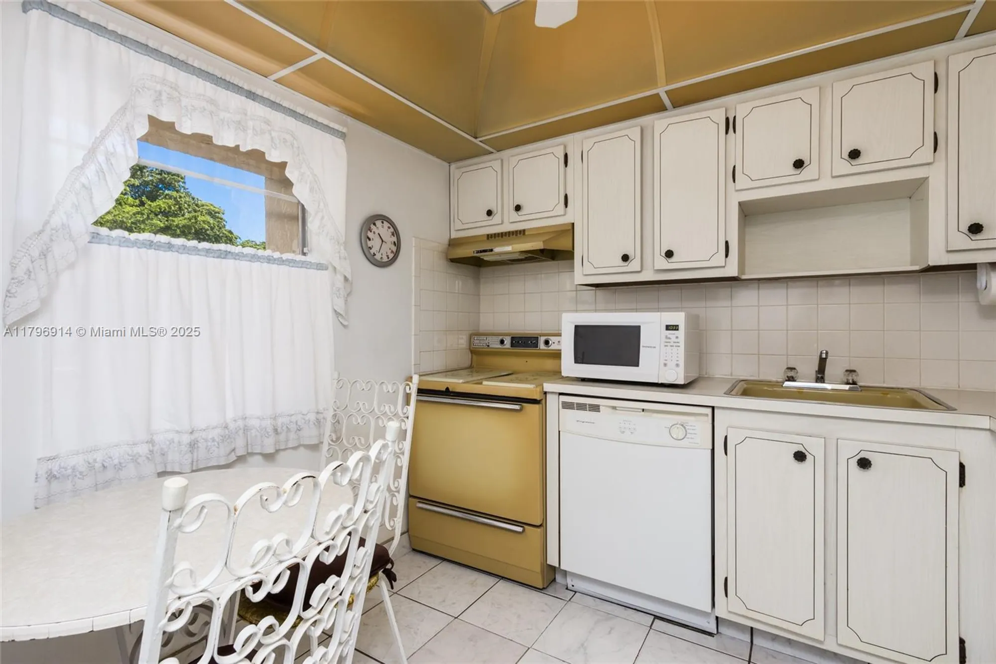 Property Slideshow image 5 of 28 | 1005 country club dr 307, Margate, FL, 33063