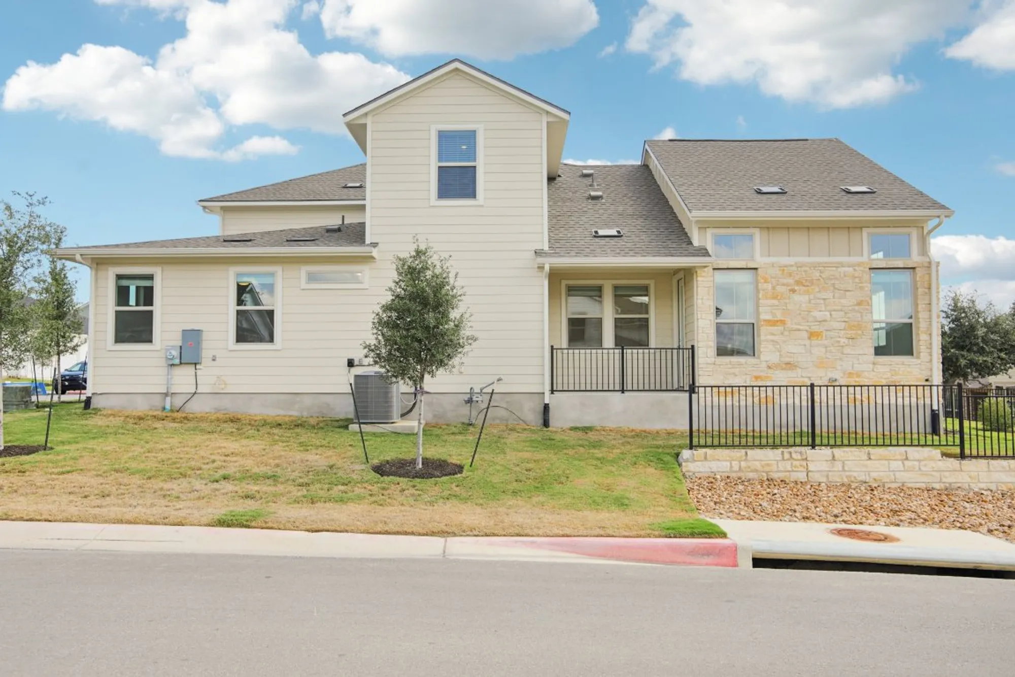 Property Slideshow image 4 of 33 | 139 stewart dr # 102, San Marcos, TX, 78666