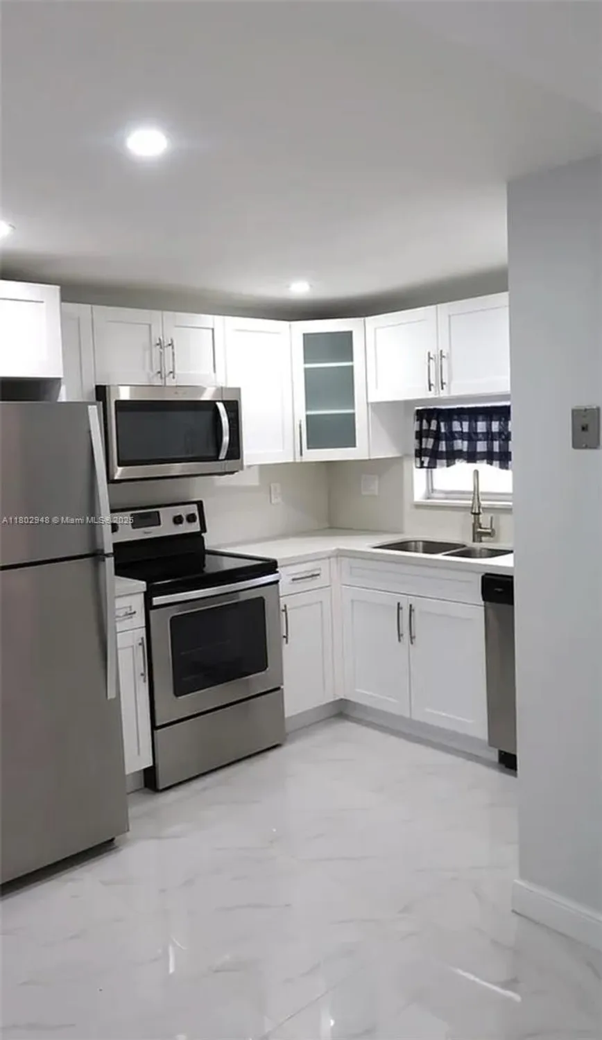 Property Slideshow image 13 of 20 | 691 s hollybrook dr apt 208, Pembroke Pines, FL, 33025