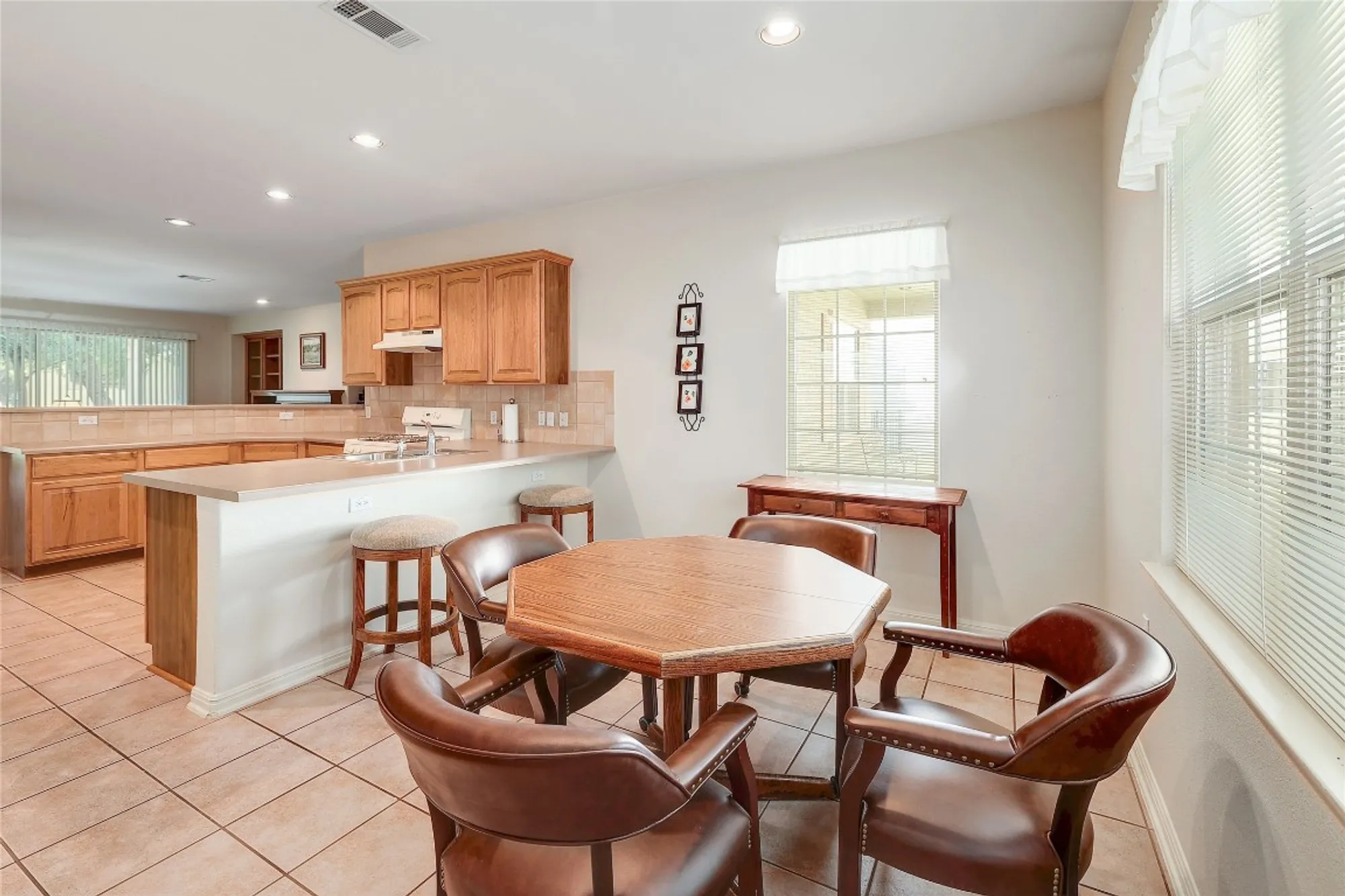 Property Slideshow image 11 of 28 | 107 lynn cv, Georgetown, TX, 78633