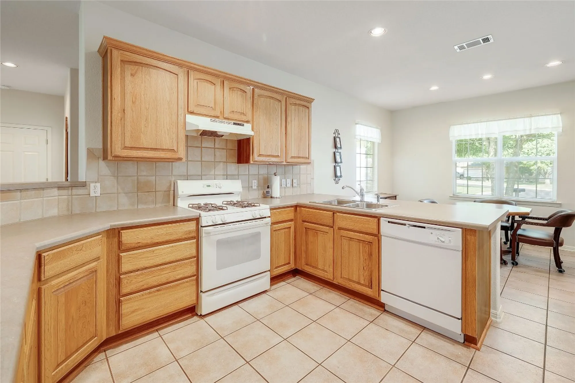 Property Slideshow image 13 of 28 | 107 lynn cv, Georgetown, TX, 78633