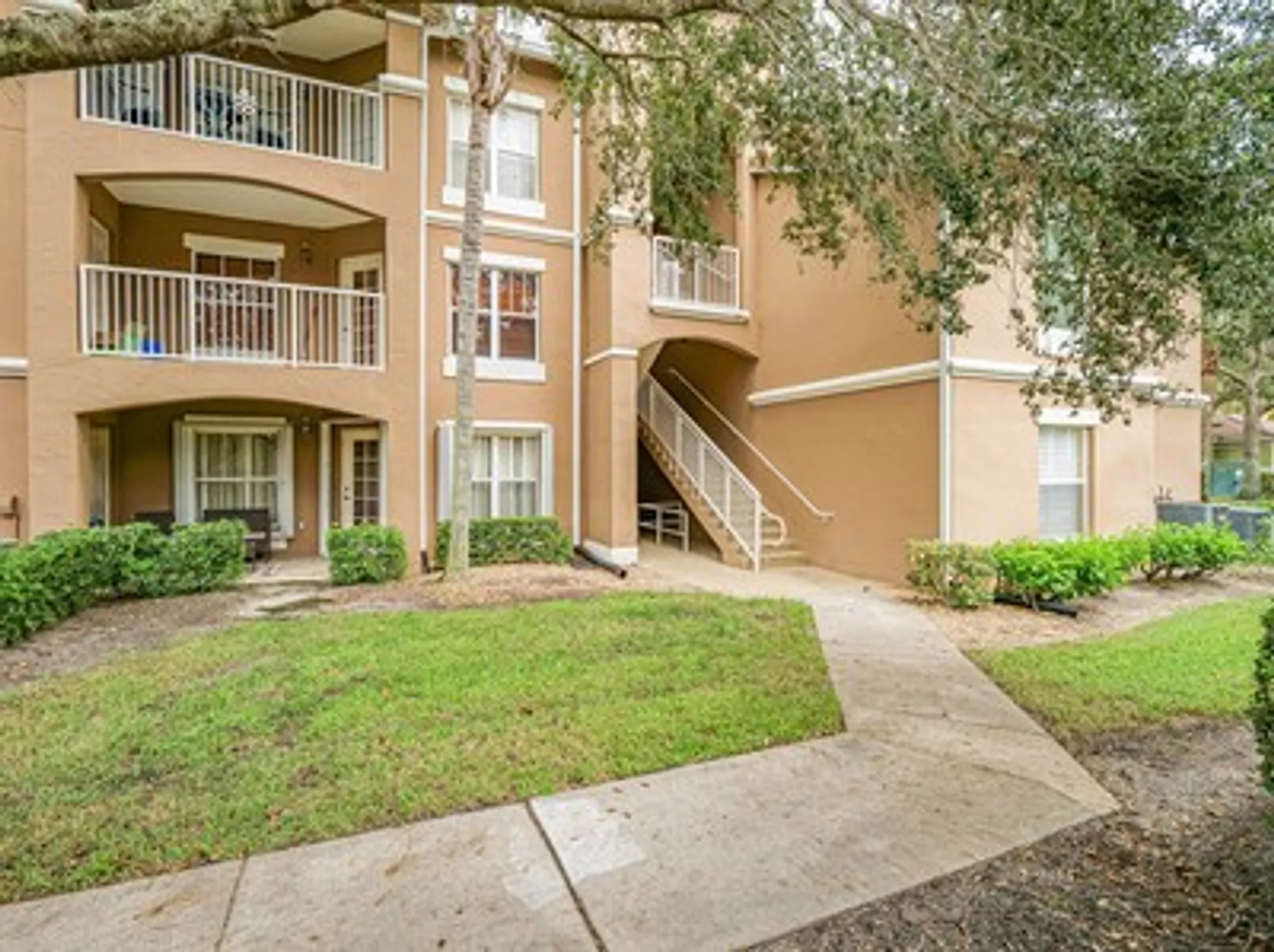 Property Slideshow image 5 of 25 | 5060 fairways cir f212, Vero Beach, FL, 32967