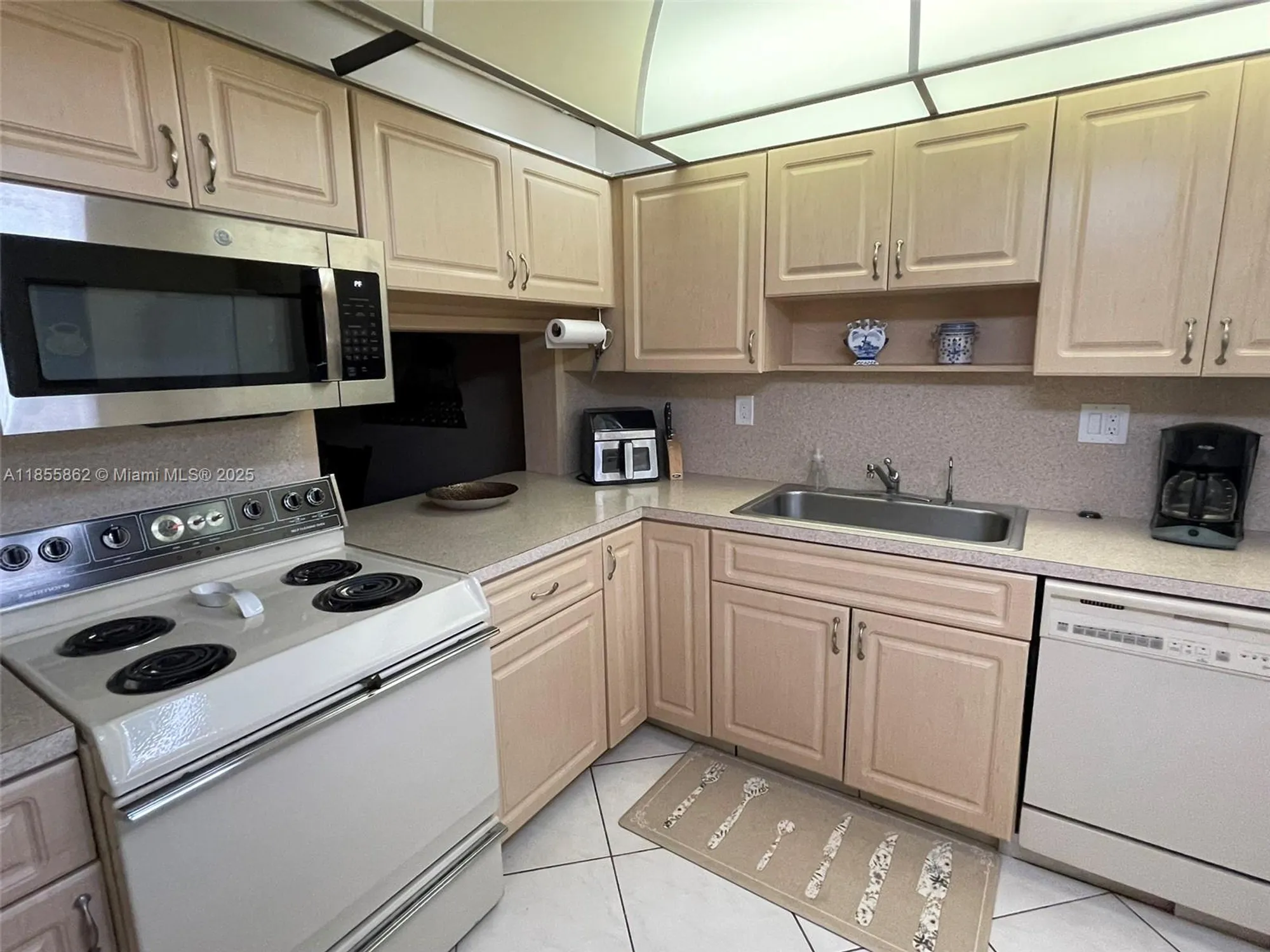 Property Slideshow image 10 of 33 | 4975 e sabal palm blvd 208, Tamarac, FL, 33319