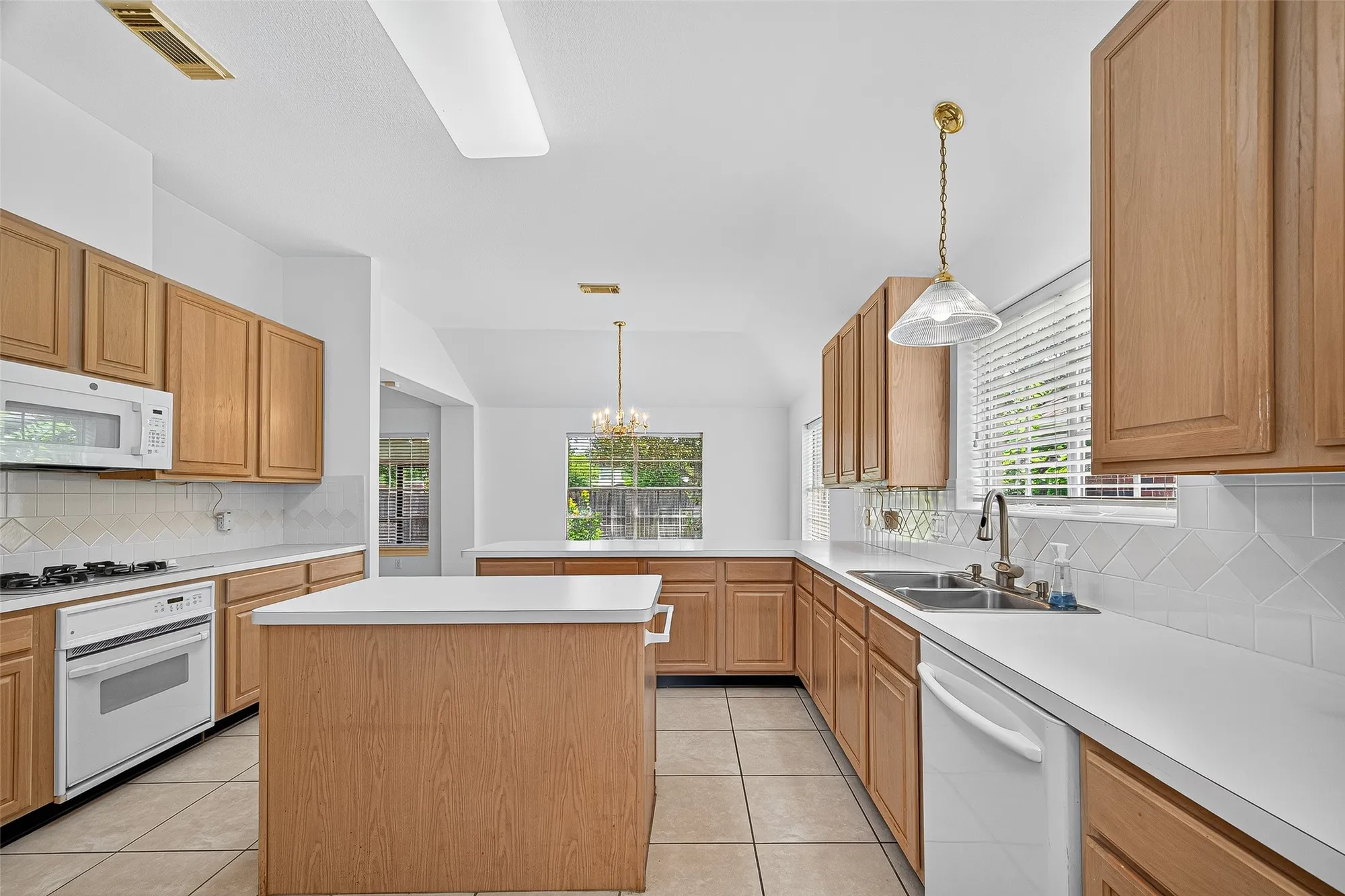 Property Slideshow image 18 of 46 | 3943 e peach hollow cir, Pearland, TX, 77584