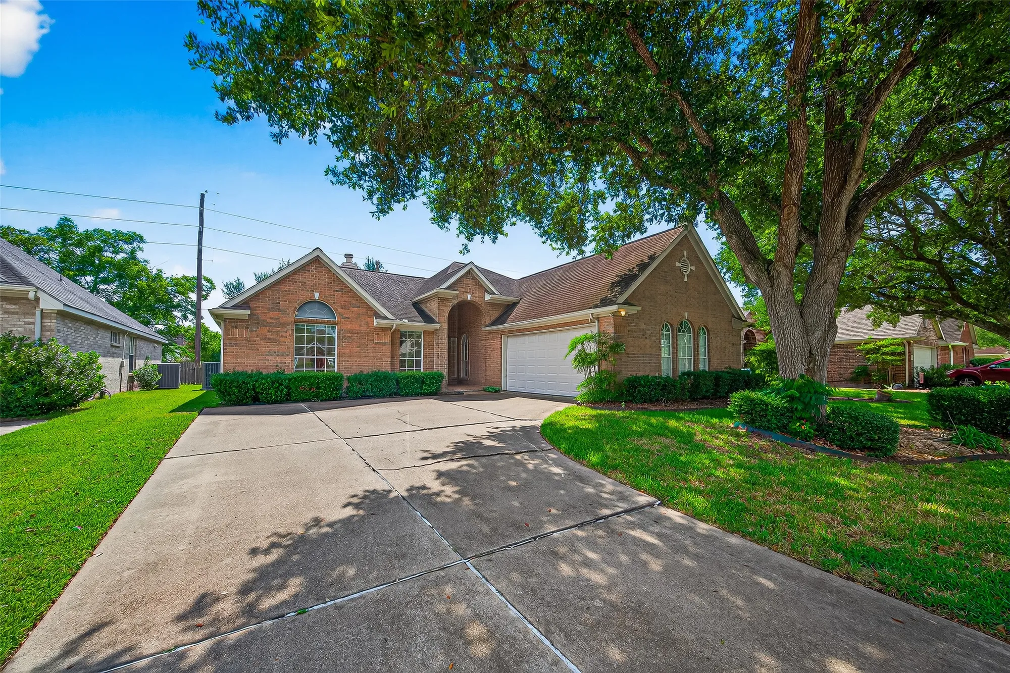 Property Slideshow image 2 of 46 | 3943 e peach hollow cir, Pearland, TX, 77584