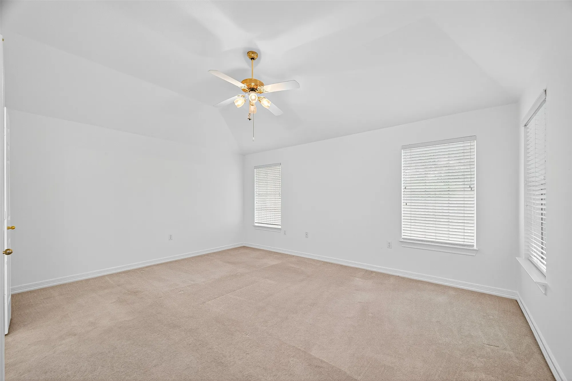 Property Slideshow image 35 of 46 | 3943 e peach hollow cir, Pearland, TX, 77584