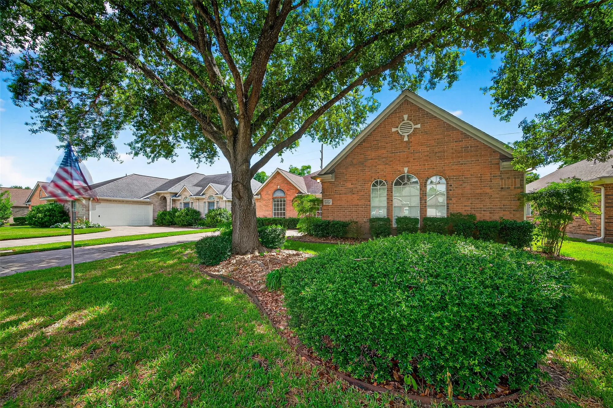 Property Slideshow image 4 of 46 | 3943 e peach hollow cir, Pearland, TX, 77584