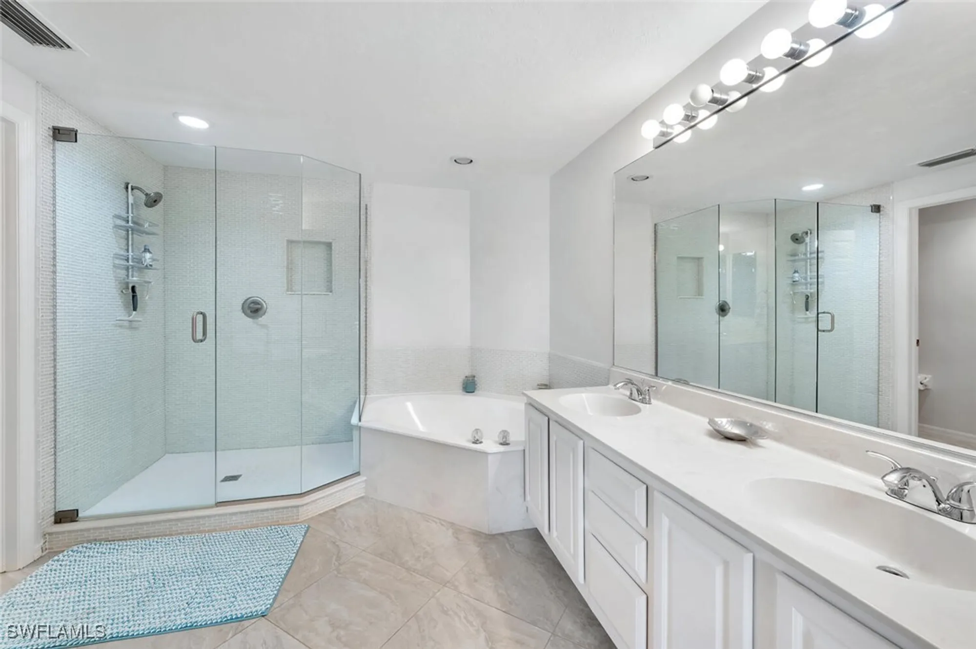 Property Slideshow image 19 of 50 | 26901 wedgewood dr 101, Bonita Springs, FL, 34134