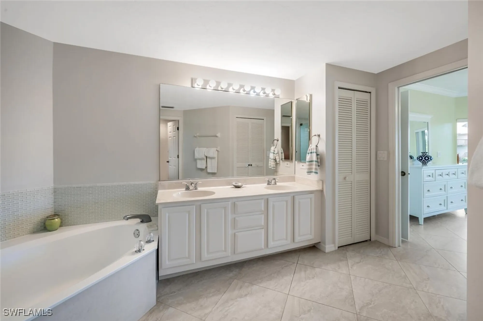Property Slideshow image 20 of 50 | 26901 wedgewood dr 101, Bonita Springs, FL, 34134
