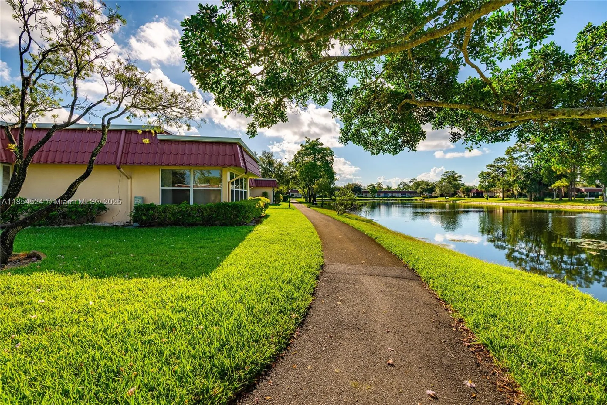 Property Slideshow image 26 of 44 | 604 laconia cir b, Lake Worth, FL, 33467