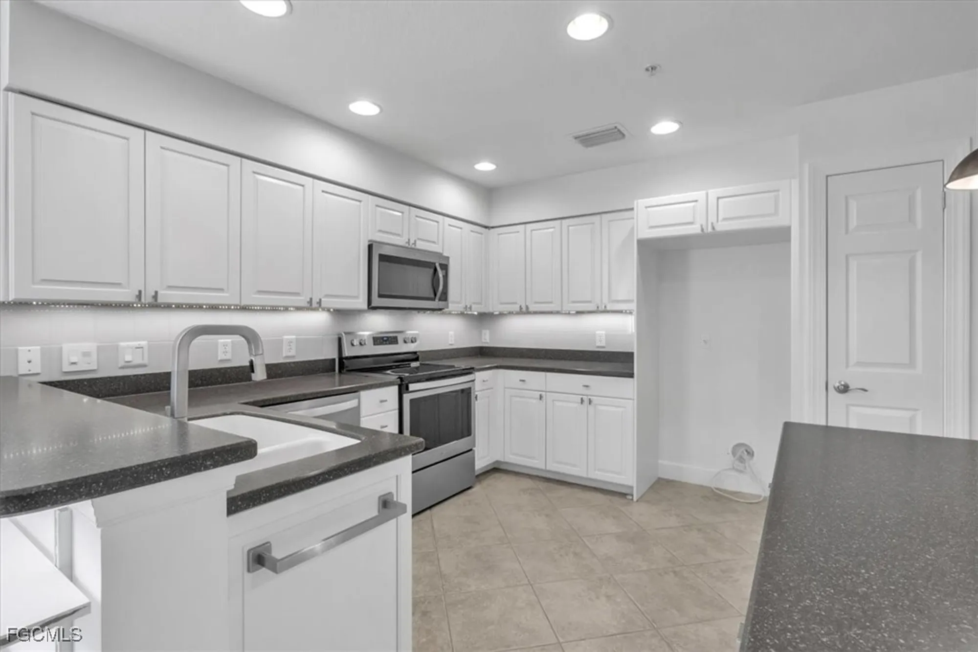 Property Slideshow image 11 of 48 | 13121 pebblebrook point cir 102, Fort Myers, FL, 33905