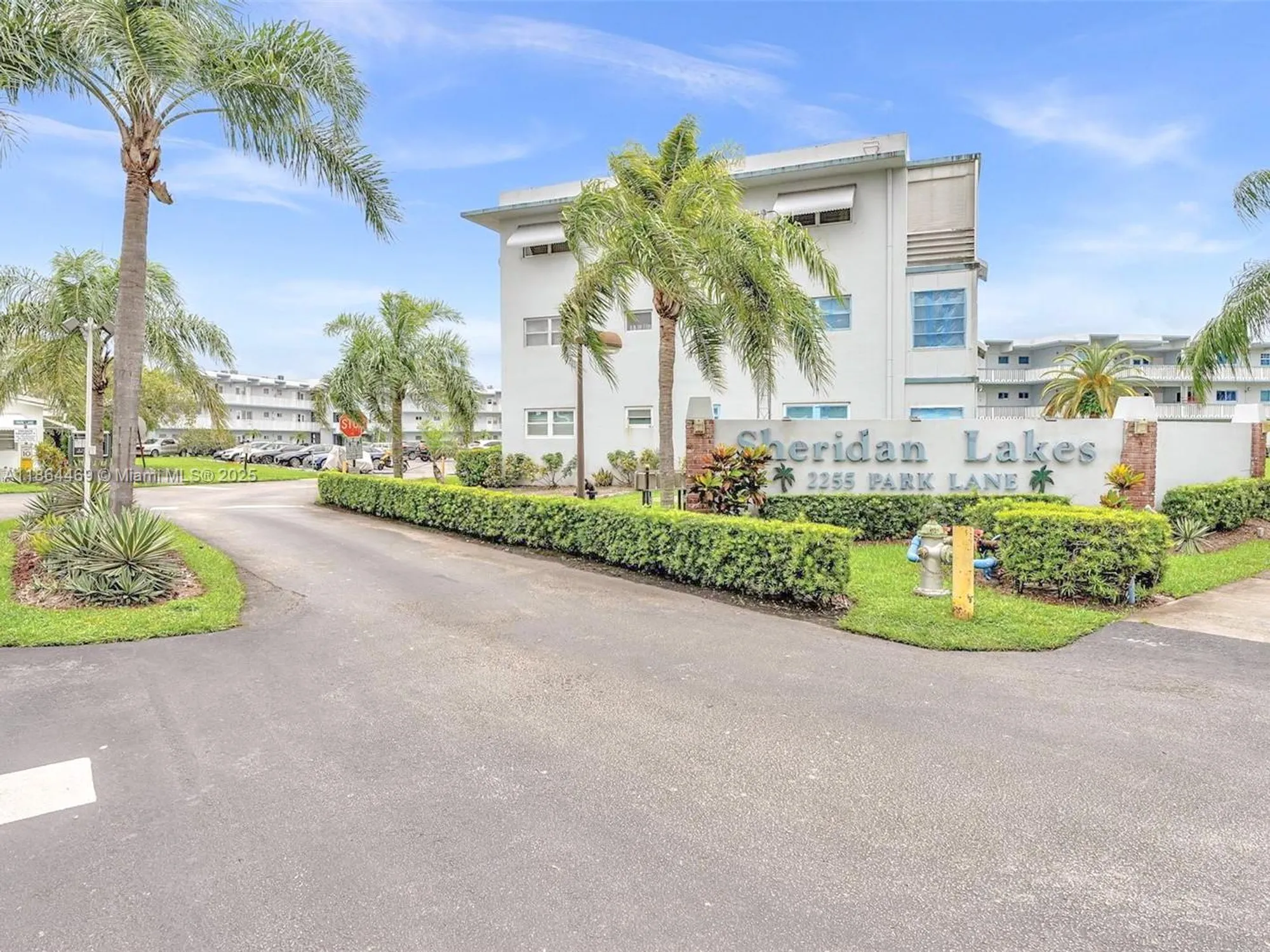 Property Slideshow image 1 of 50 | 2300 park ln apt 105, Hollywood, FL, 33021