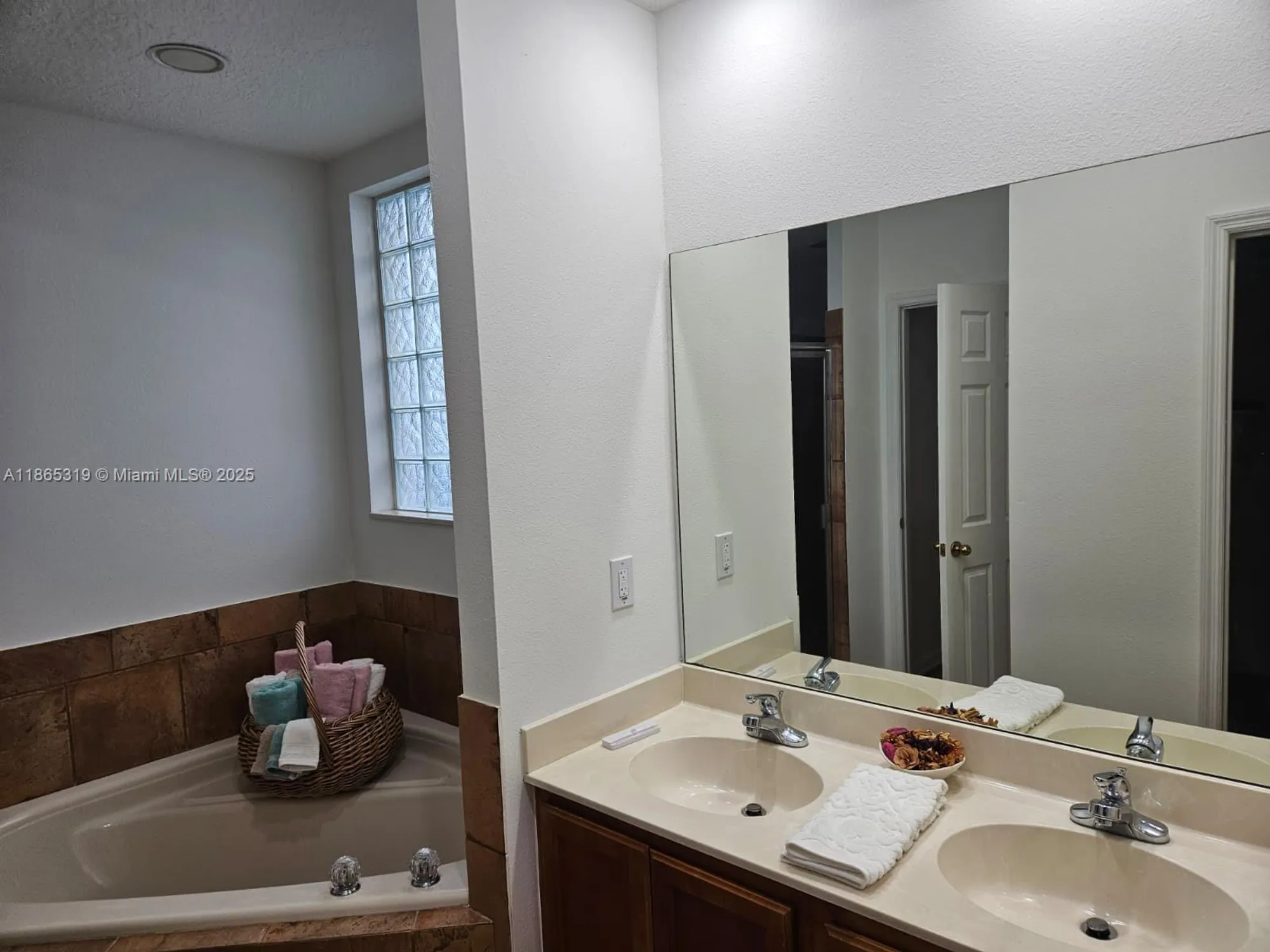 Property Slideshow image 12 of 28 | 115 heron point way, Deland, FL, 32724