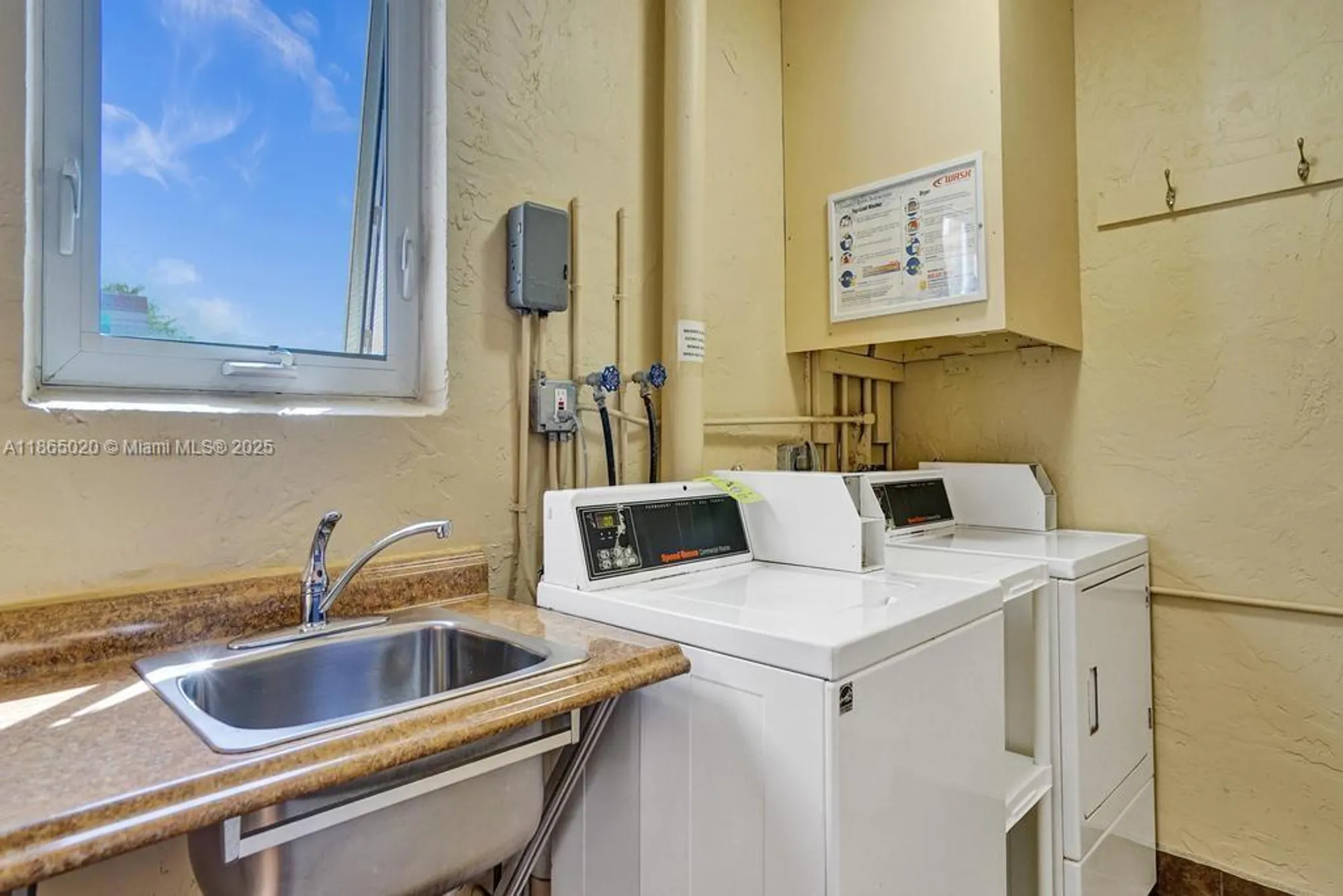 Property Slideshow image 16 of 16 | 205 se 11th ter 302, Dania Beach, FL, 33004