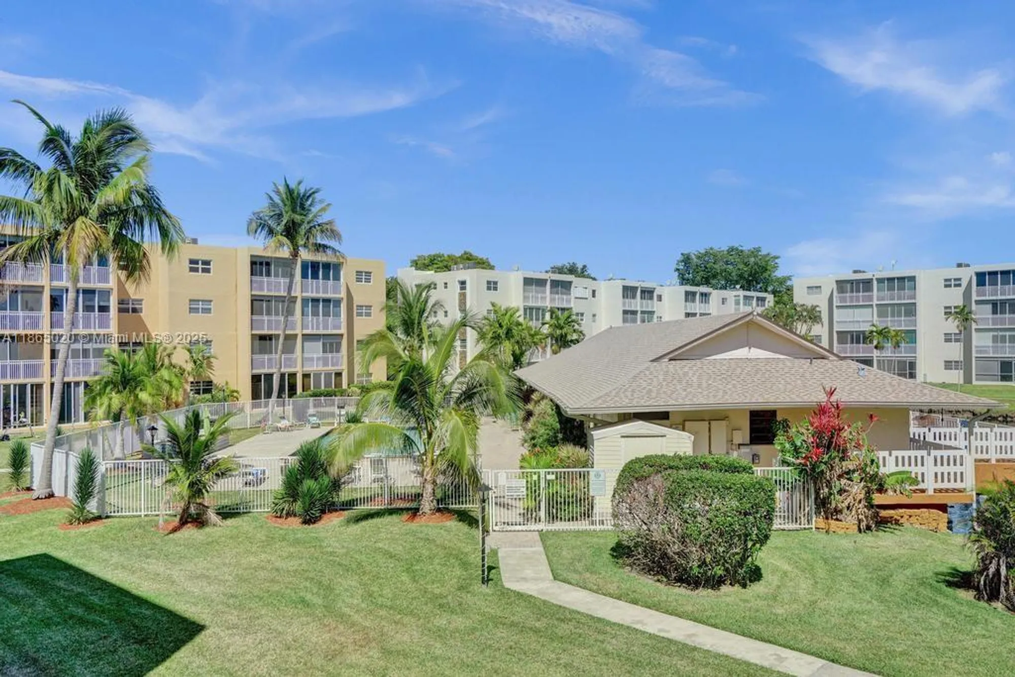 Property Slideshow image 11 of 16 | 205 se 11th ter 302, Dania Beach, FL, 33004