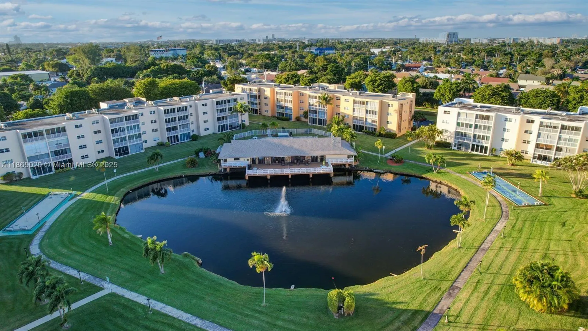 Property Slideshow image 12 of 16 | 205 se 11th ter 302, Dania Beach, FL, 33004