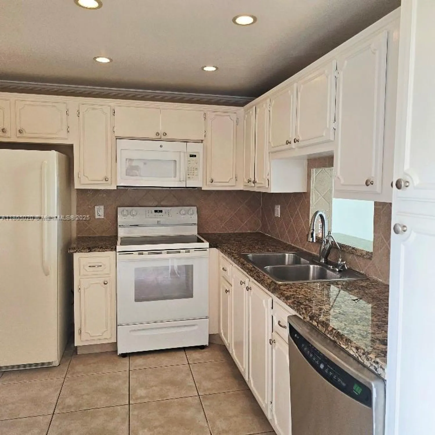 Property Slideshow image 4 of 16 | 205 se 11th ter 302, Dania Beach, FL, 33004