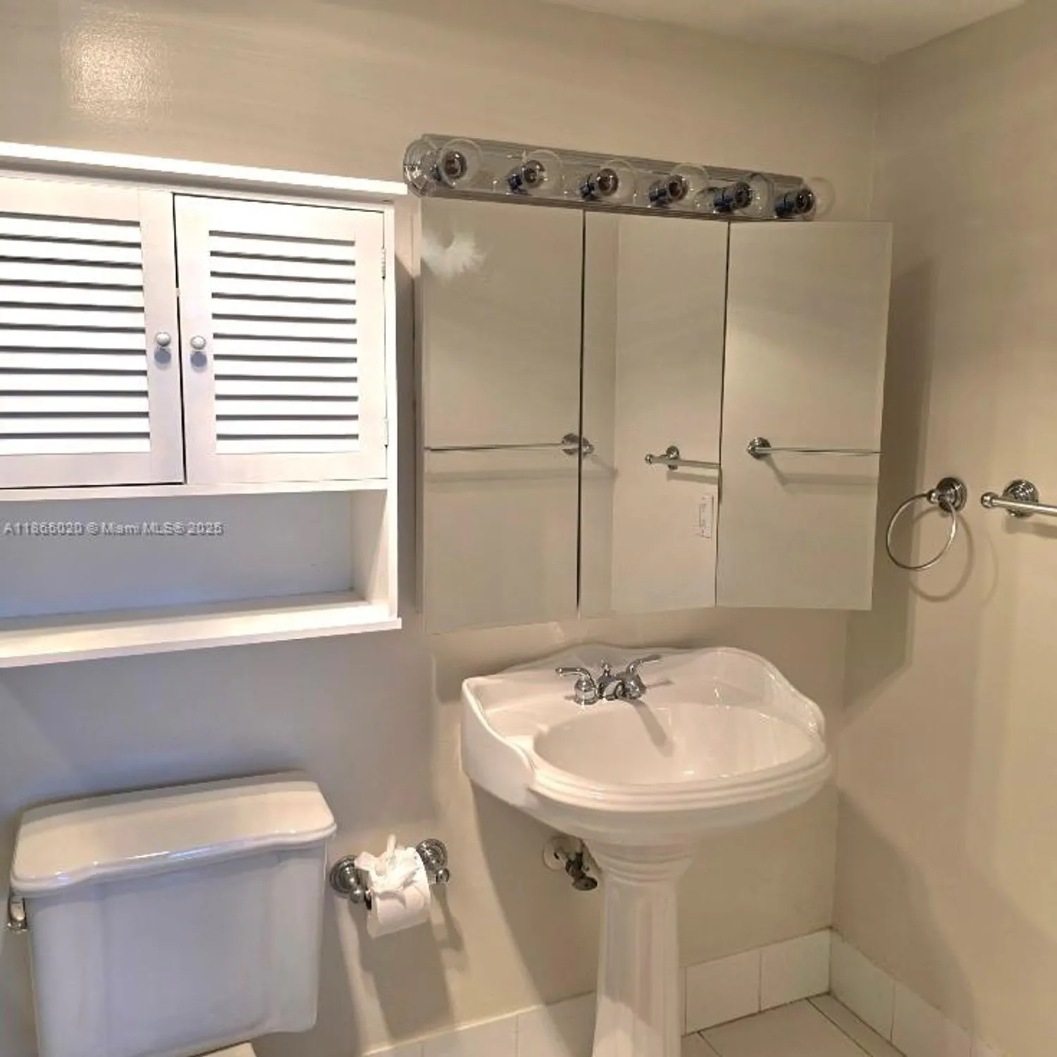 Property Slideshow image 8 of 16 | 205 se 11th ter 302, Dania Beach, FL, 33004