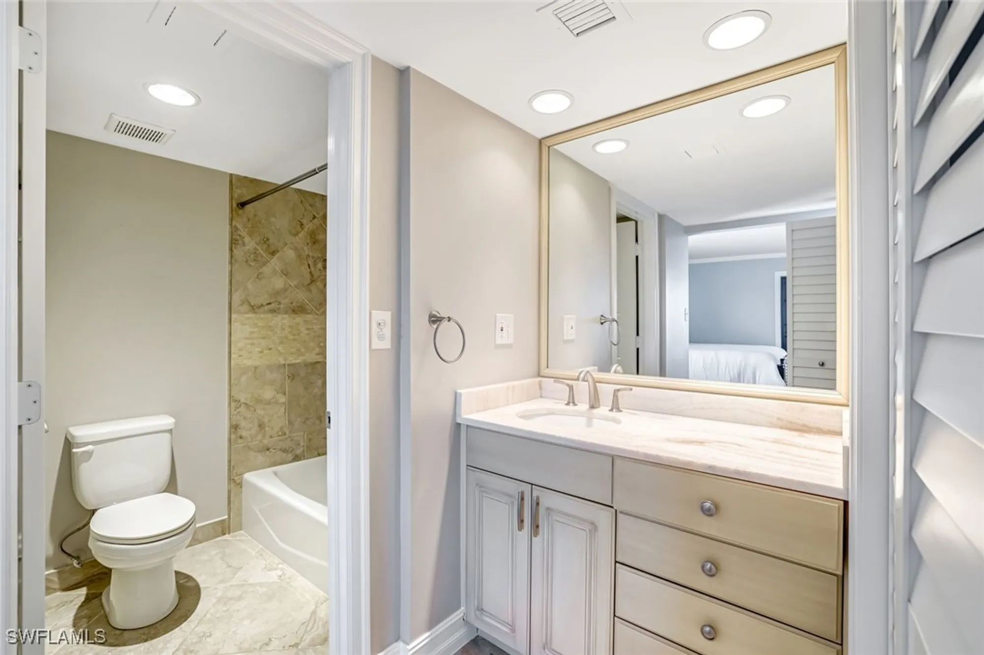 Property Slideshow image 10 of 28 | 3430 gulf shore blvd 5j, Naples, FL, 34103