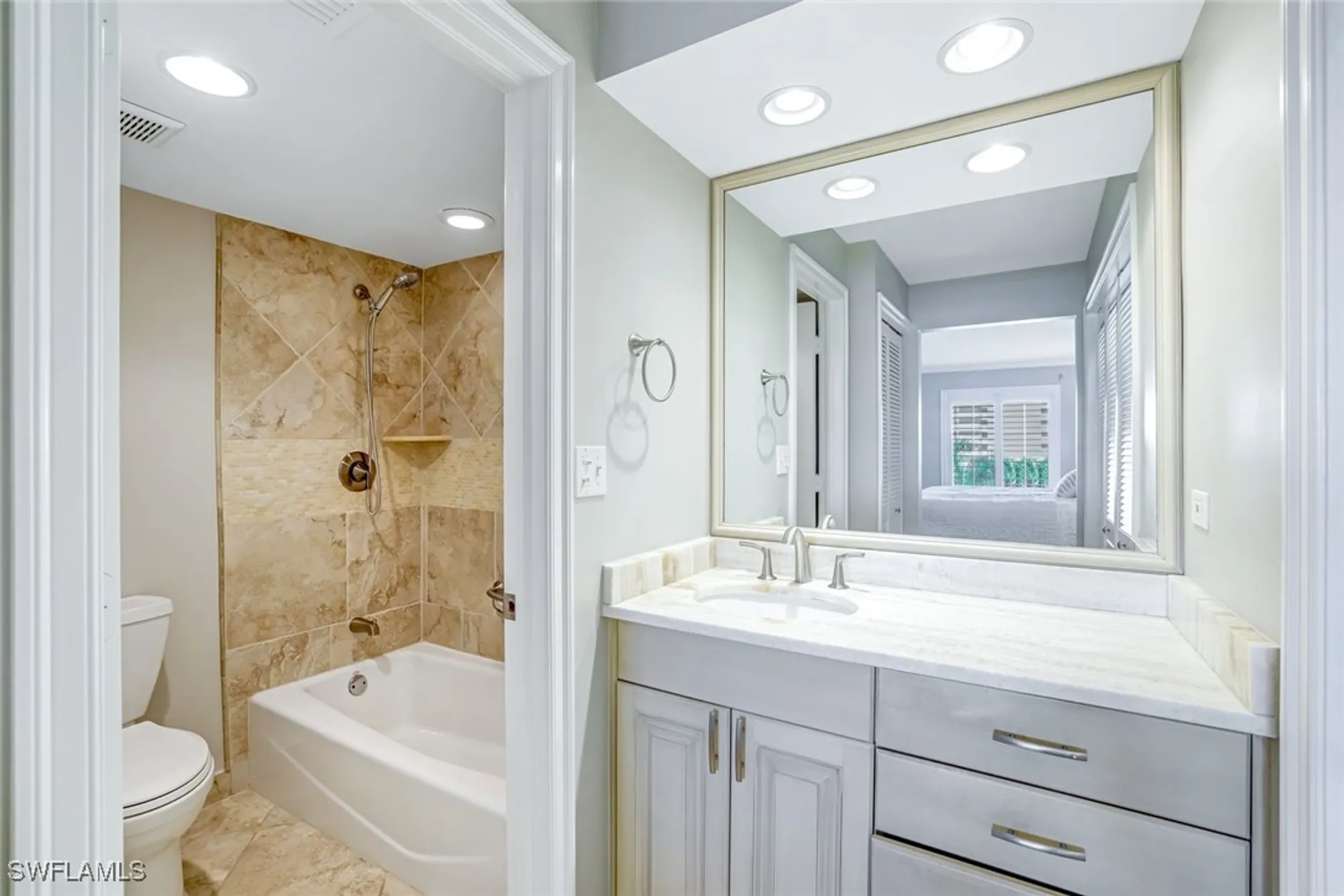 Property Slideshow image 11 of 28 | 3430 gulf shore blvd 5j, Naples, FL, 34103