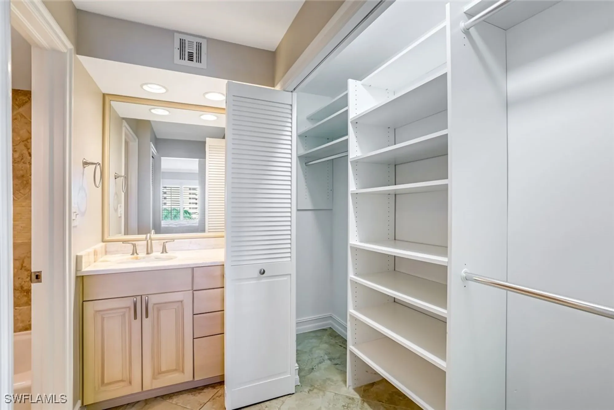 Property Slideshow image 12 of 28 | 3430 gulf shore blvd 5j, Naples, FL, 34103