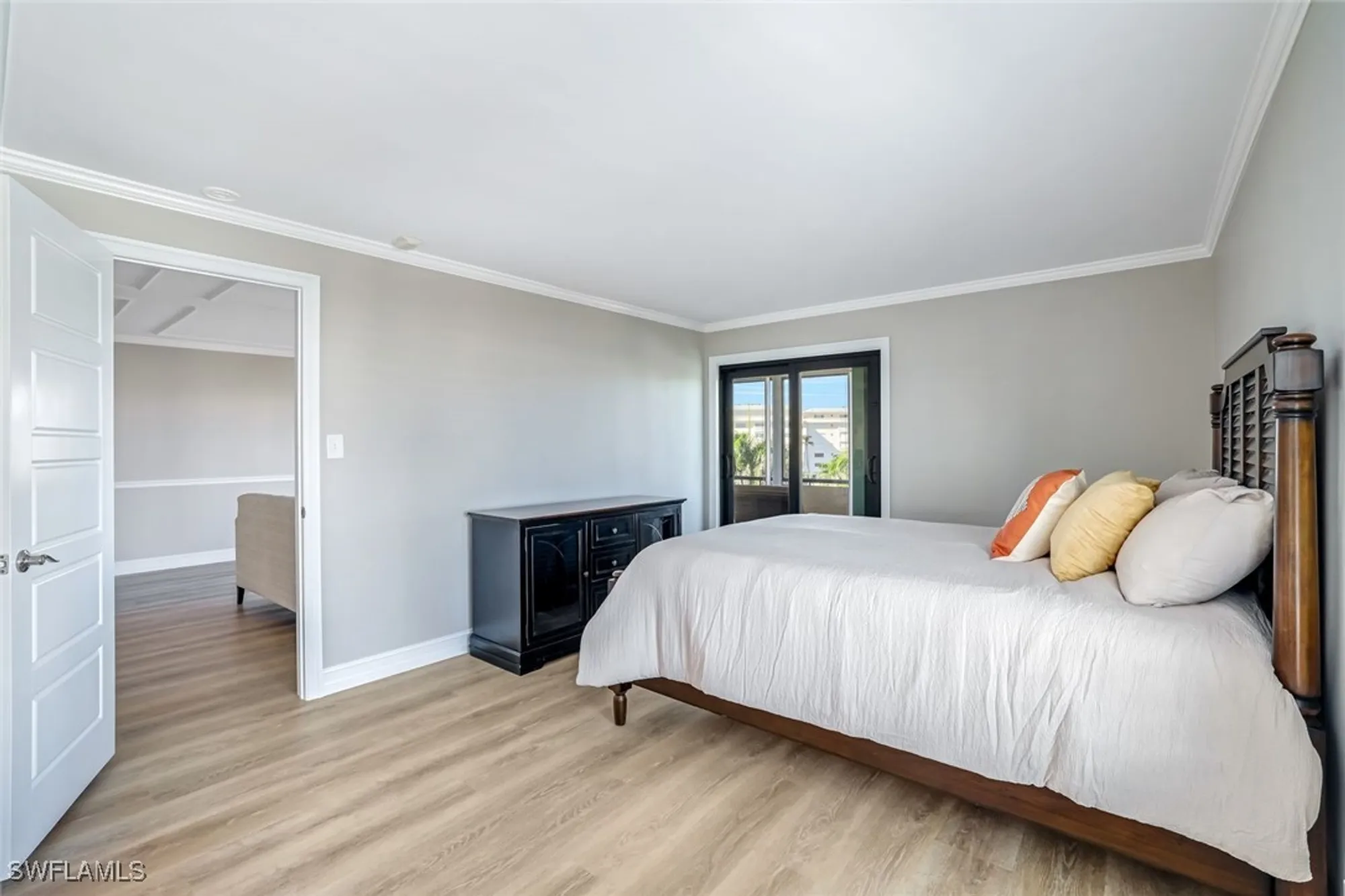 Property Slideshow image 9 of 28 | 3430 gulf shore blvd 5j, Naples, FL, 34103