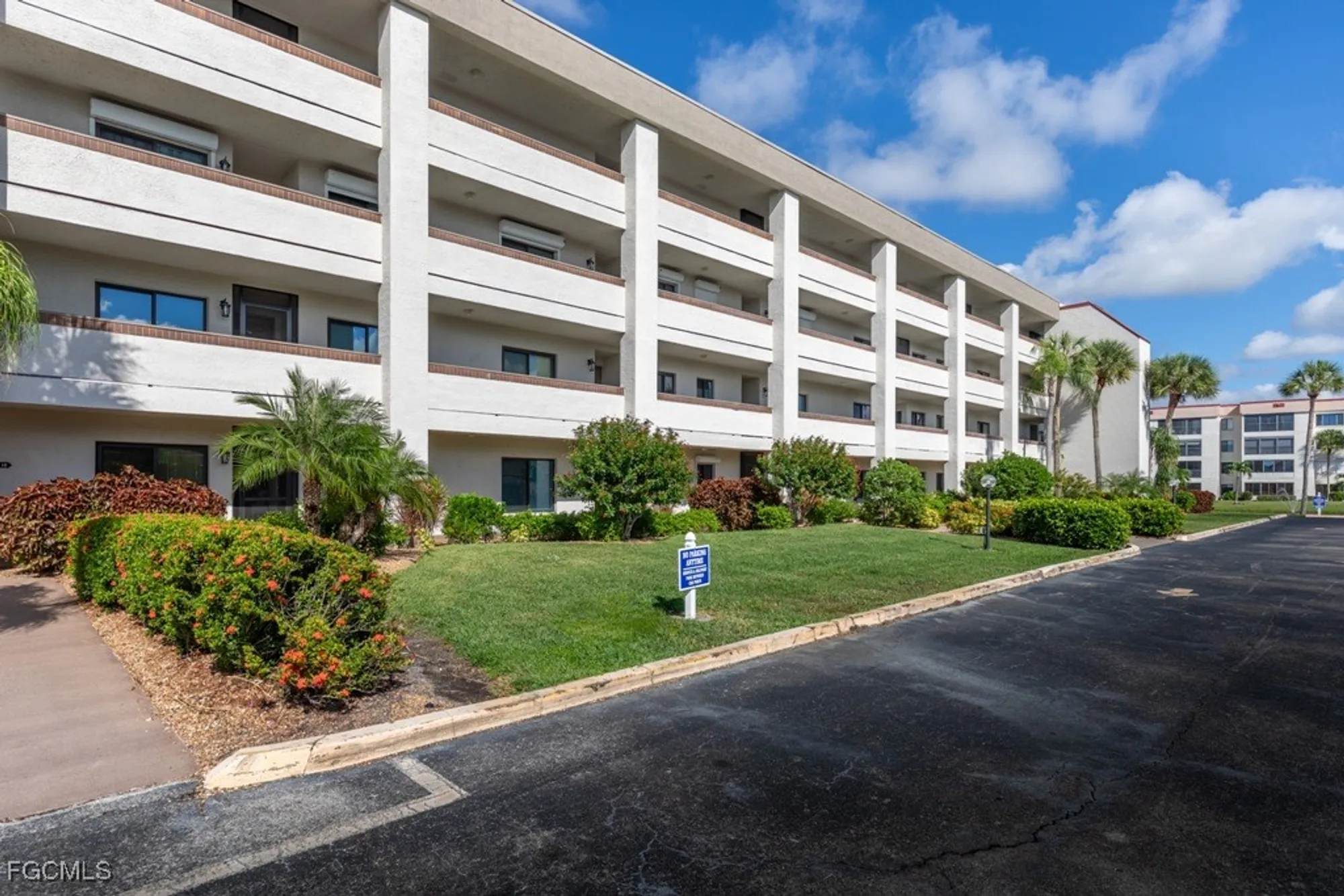 Property Slideshow image 14 of 45 | 7402 lake breeze dr 306, Fort Myers, FL, 33907