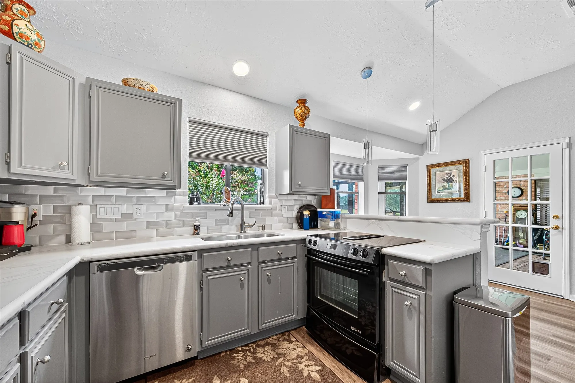 Property Slideshow image 16 of 36 | 827 w peach hollow cir, Pearland, TX, 77584