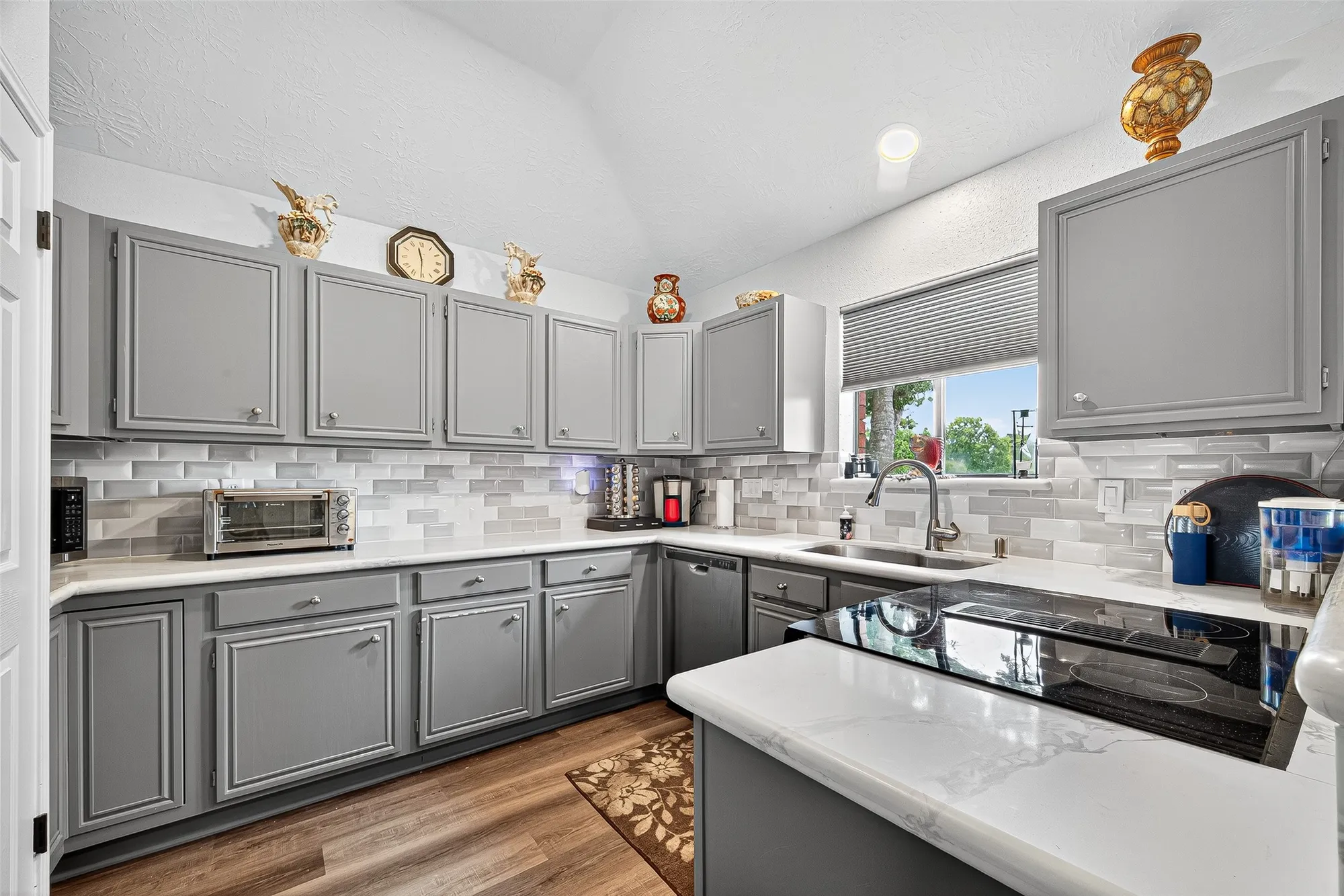 Property Slideshow image 17 of 36 | 827 w peach hollow cir, Pearland, TX, 77584