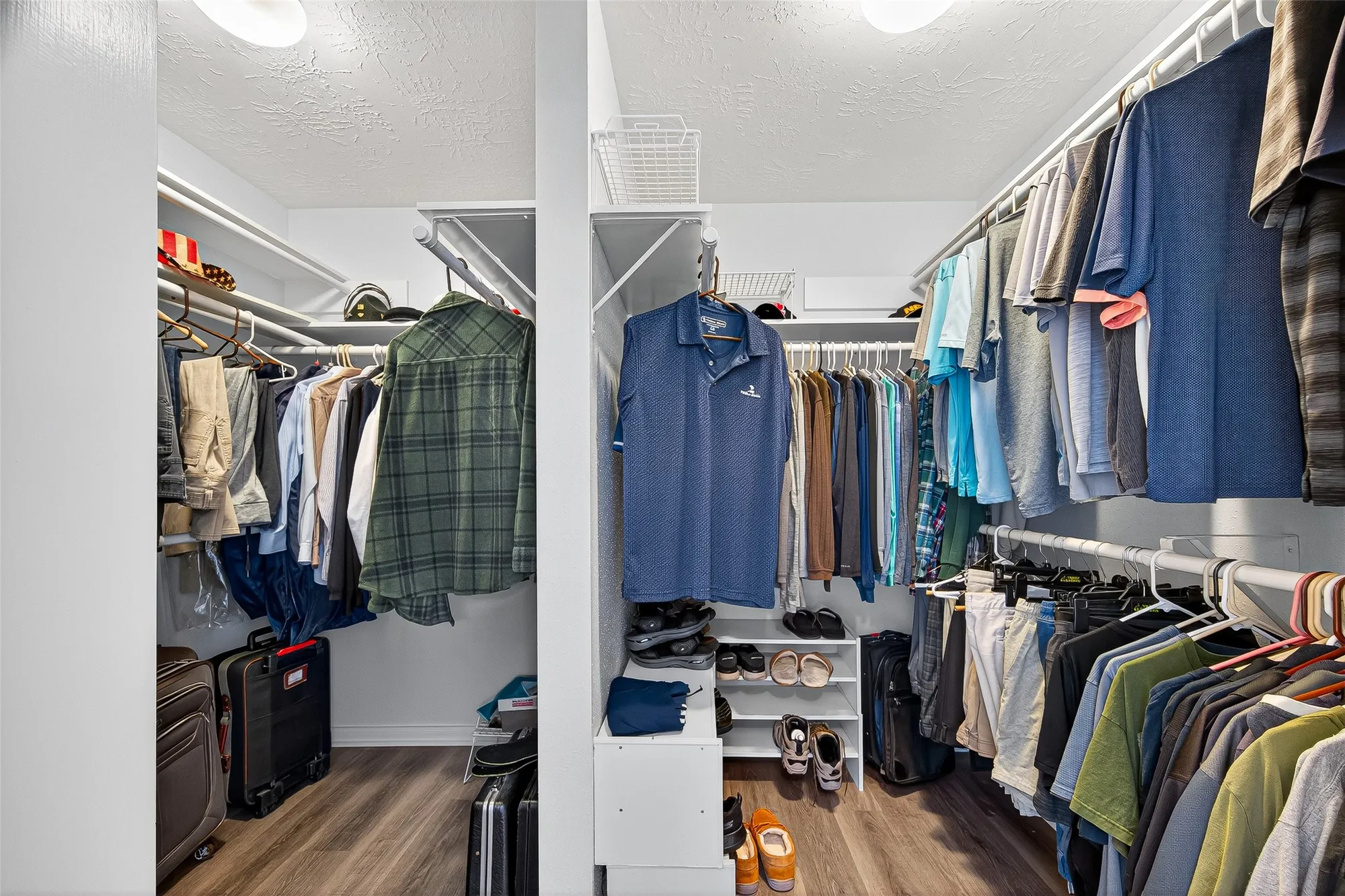 Property Slideshow image 19 of 36 | 827 w peach hollow cir, Pearland, TX, 77584