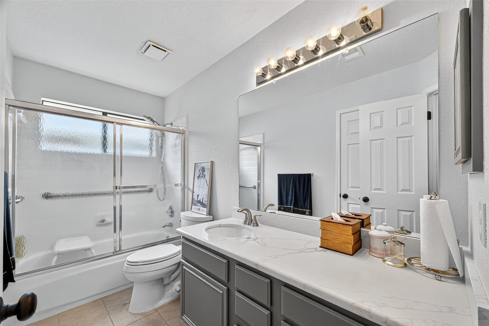 Property Slideshow image 26 of 36 | 827 w peach hollow cir, Pearland, TX, 77584