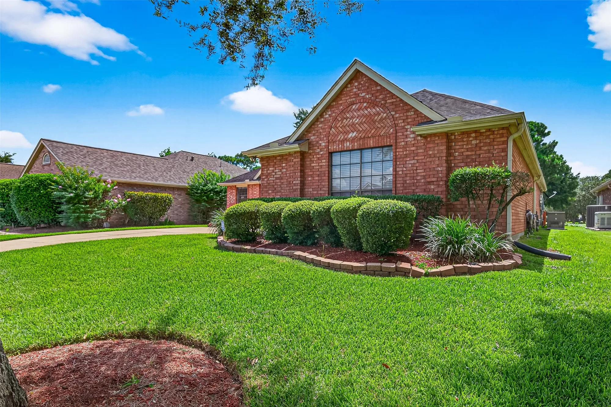 Property Slideshow image 2 of 36 | 827 w peach hollow cir, Pearland, TX, 77584
