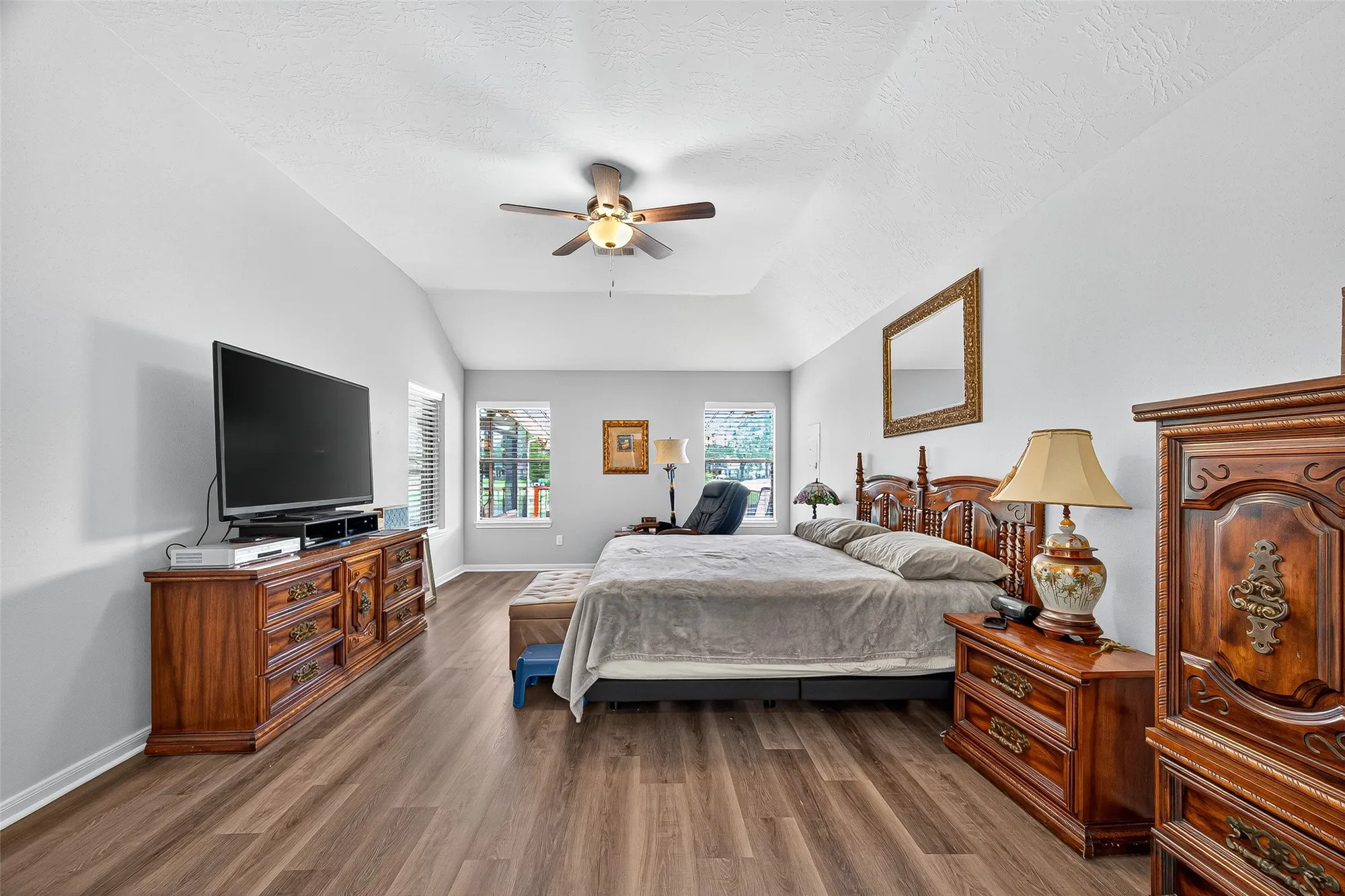 Property Slideshow image 23 of 36 | 827 w peach hollow cir, Pearland, TX, 77584