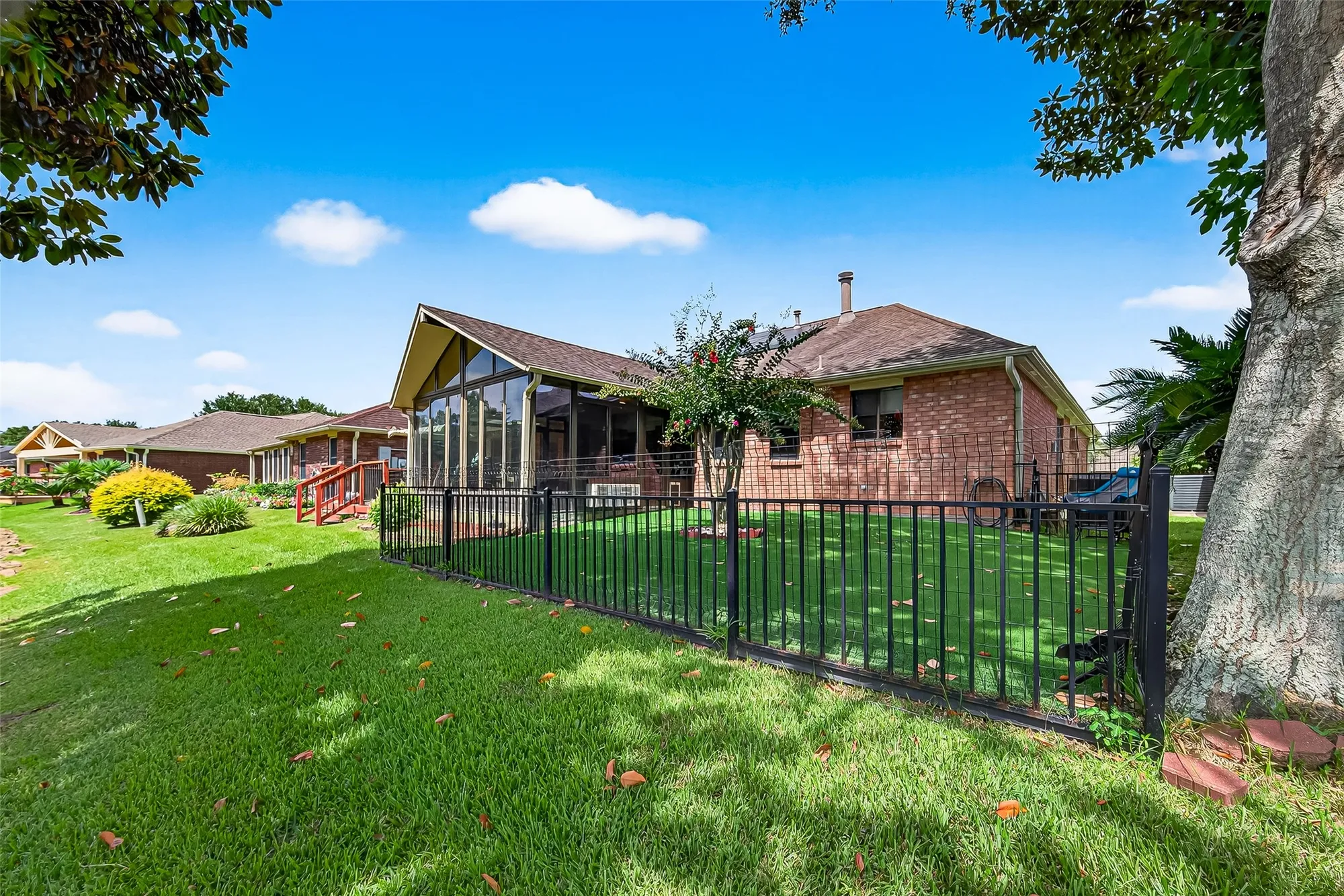 Property Slideshow image 30 of 36 | 827 w peach hollow cir, Pearland, TX, 77584