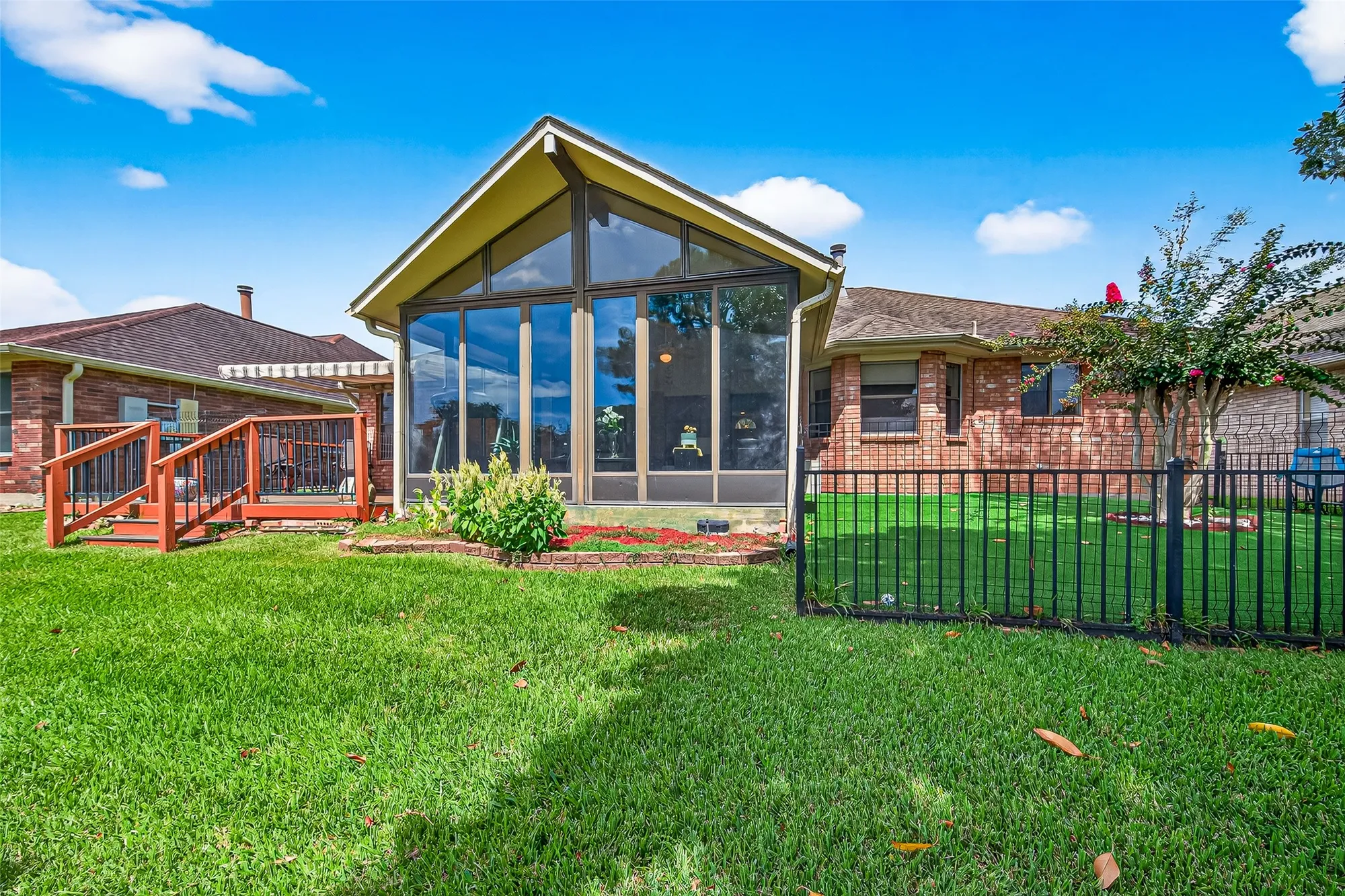 Property Slideshow image 31 of 36 | 827 w peach hollow cir, Pearland, TX, 77584