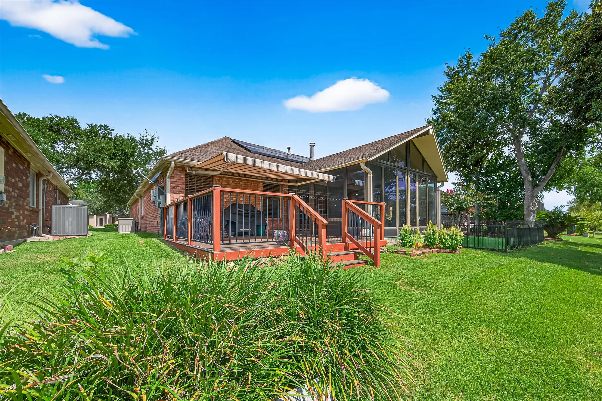 Property Slideshow image 32 of 36 | 827 w peach hollow cir, Pearland, TX, 77584