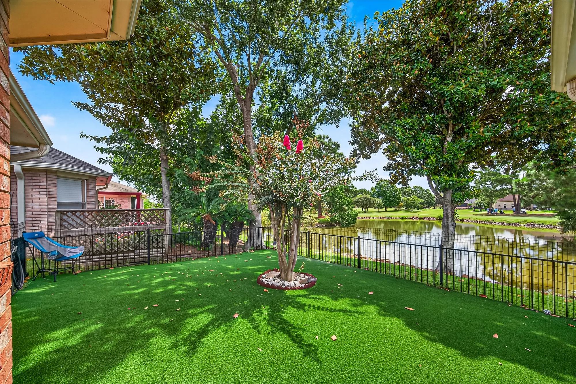 Property Slideshow image 33 of 36 | 827 w peach hollow cir, Pearland, TX, 77584