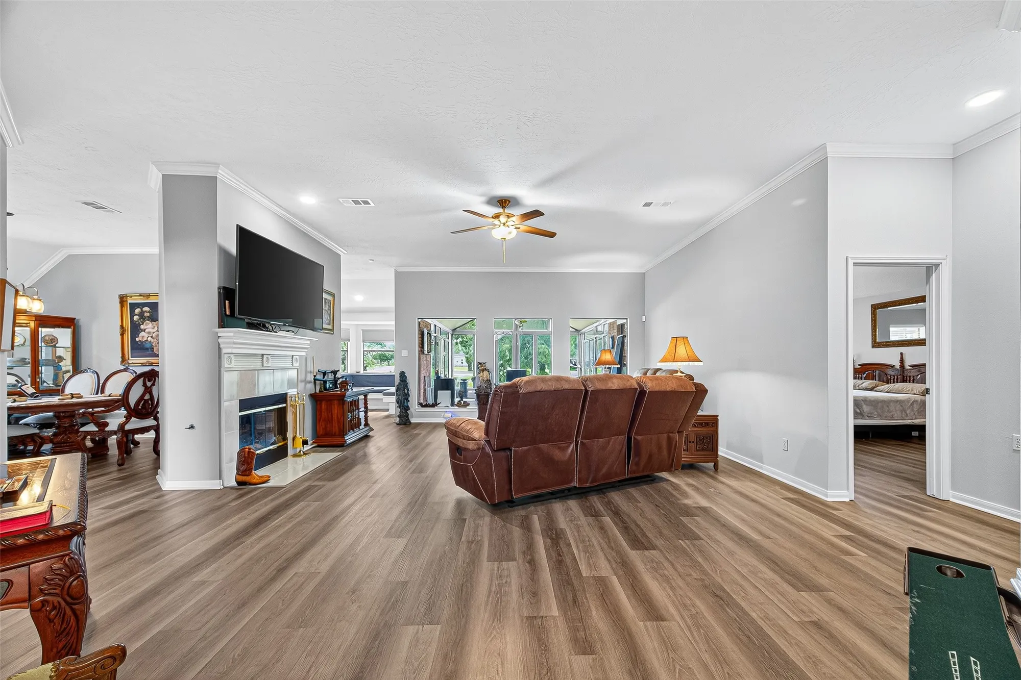 Property Slideshow image 8 of 36 | 827 w peach hollow cir, Pearland, TX, 77584