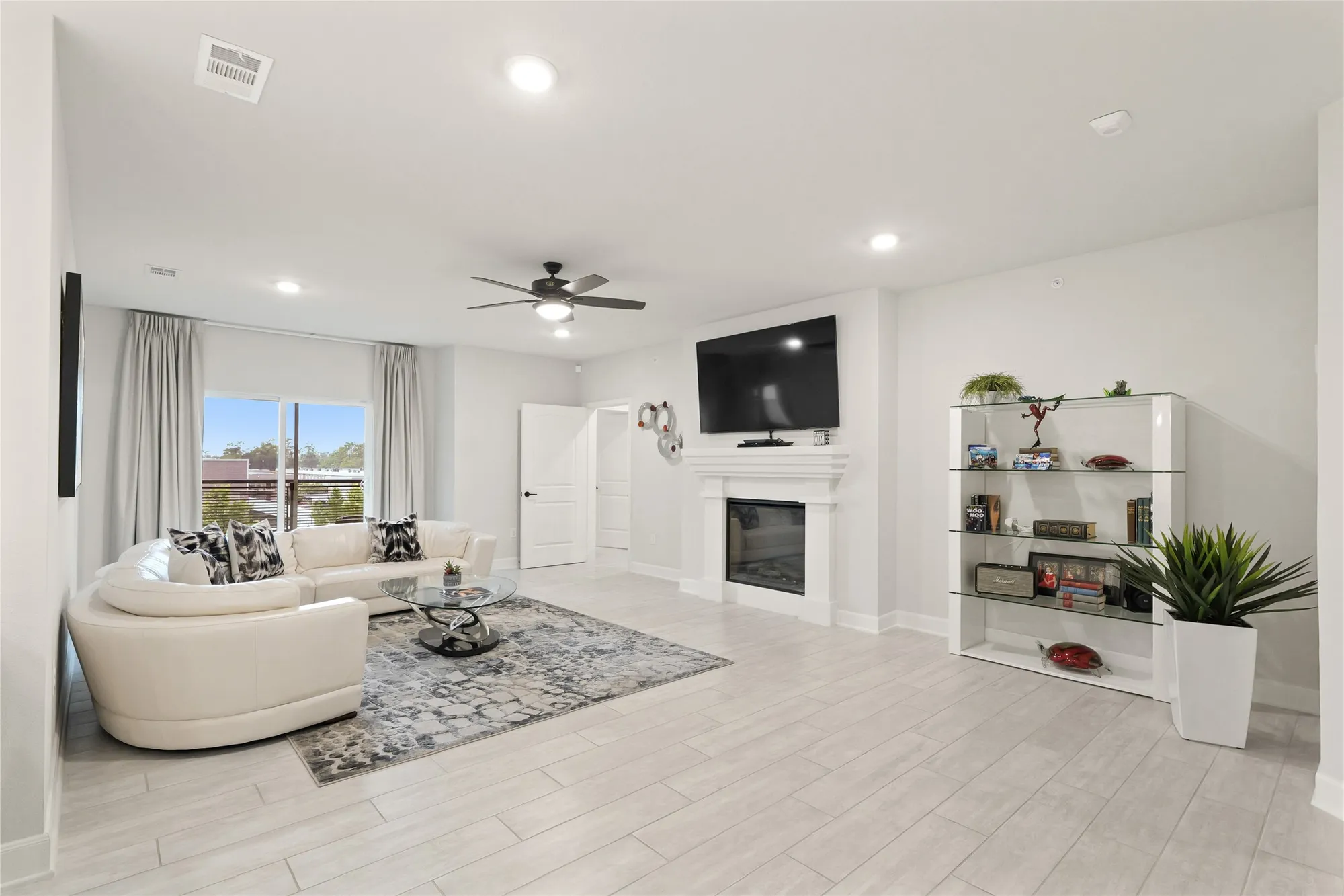 Property Slideshow image 5 of 32 | 6804 westview dr apt 1307, Houston, TX, 77055