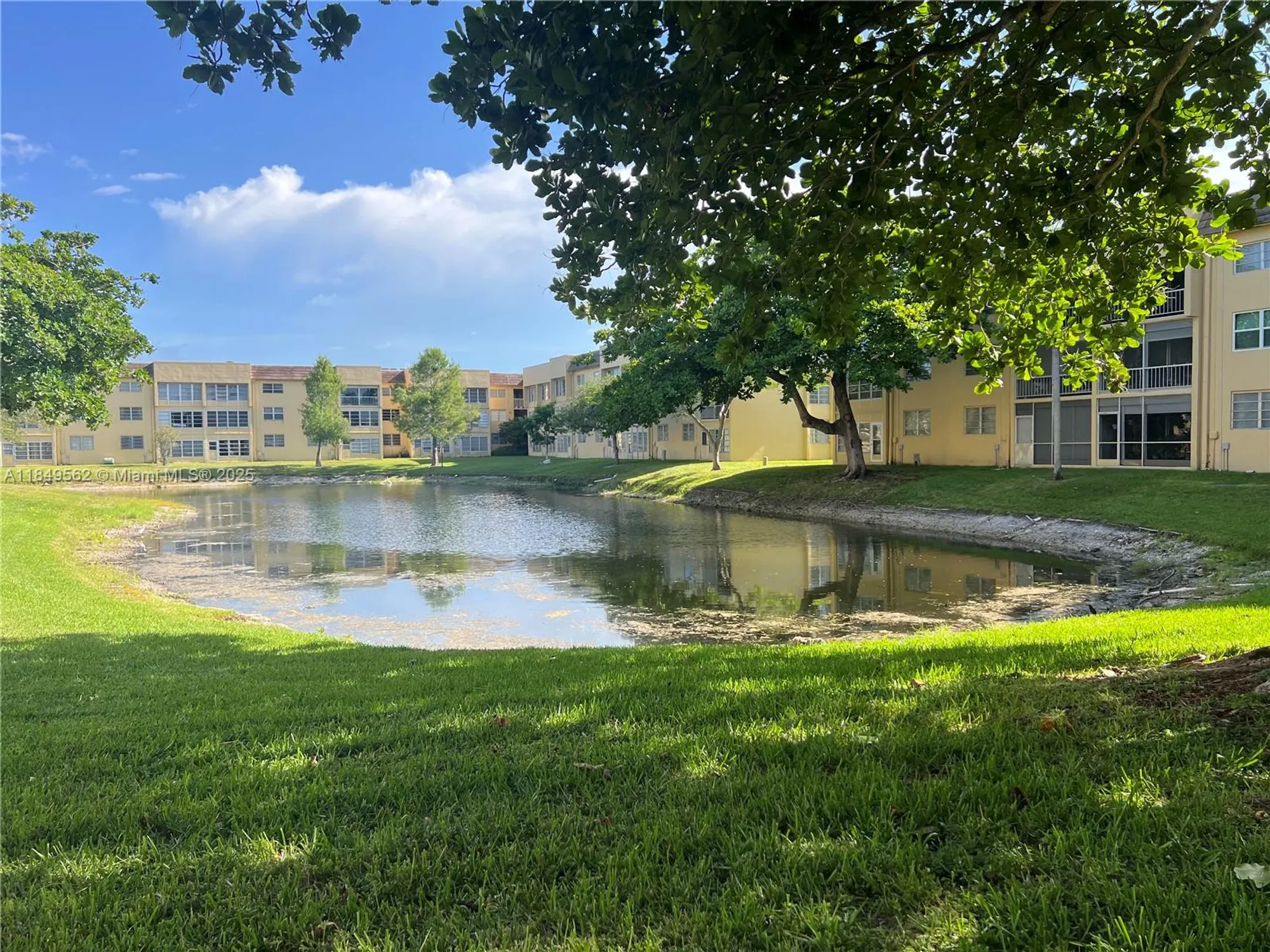 Property Slideshow image 5 of 19 | 5830 nw 64th ave apt 103, Tamarac, FL, 33319