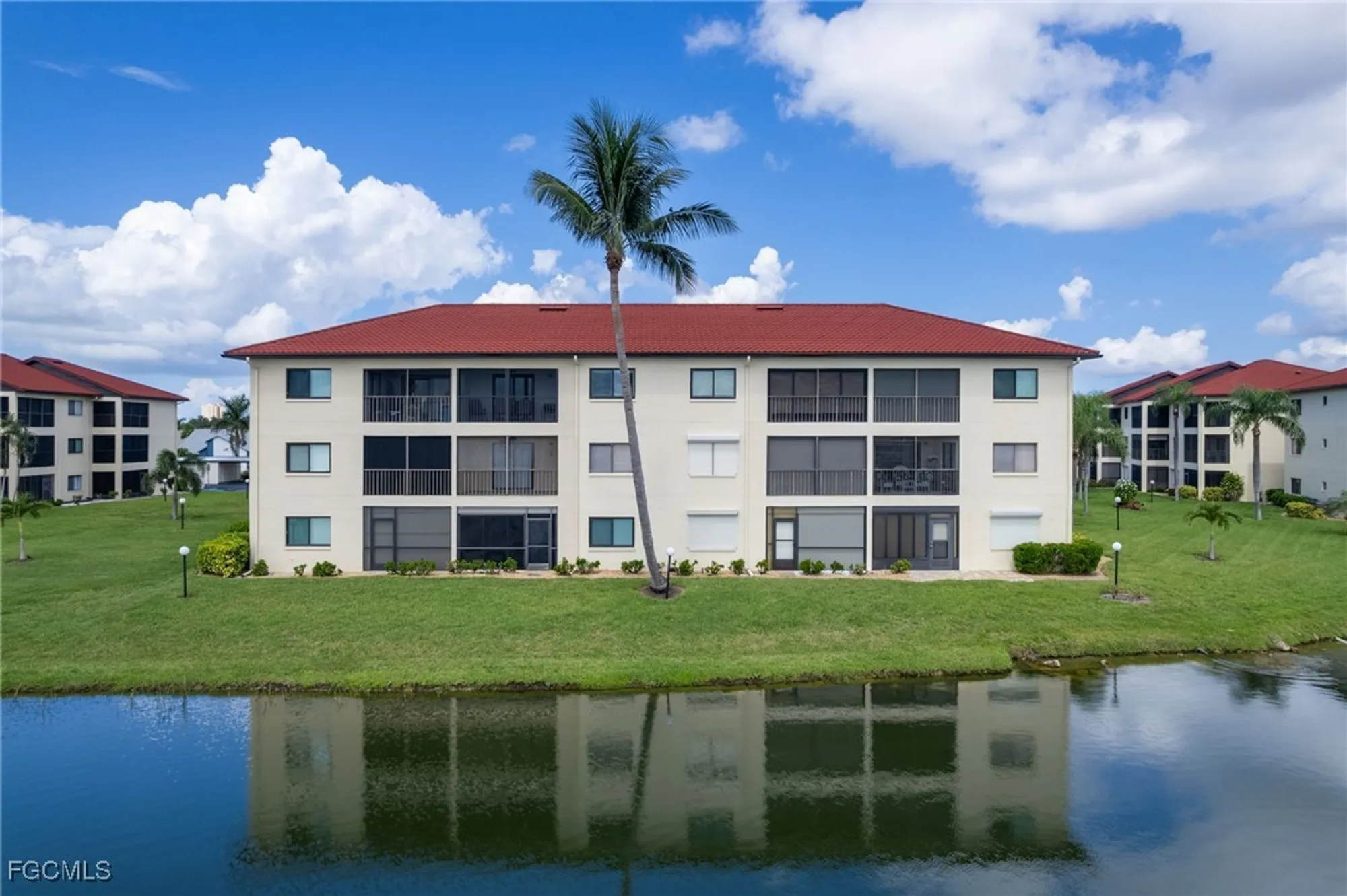 Property Slideshow image 15 of 22 | 11140 caravel cir 106, Fort Myers, FL, 33908