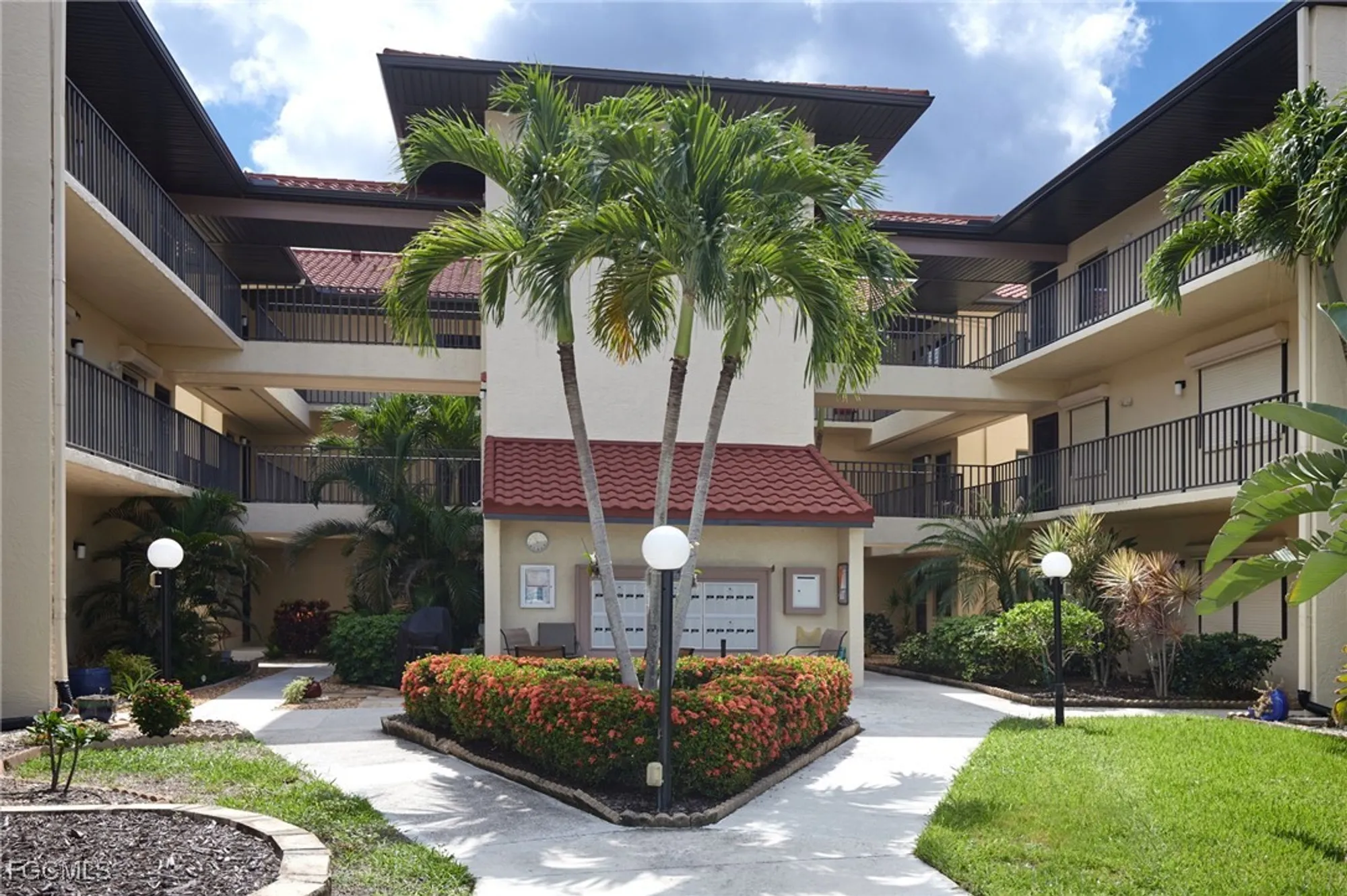 Property Slideshow image 16 of 22 | 11140 caravel cir 106, Fort Myers, FL, 33908