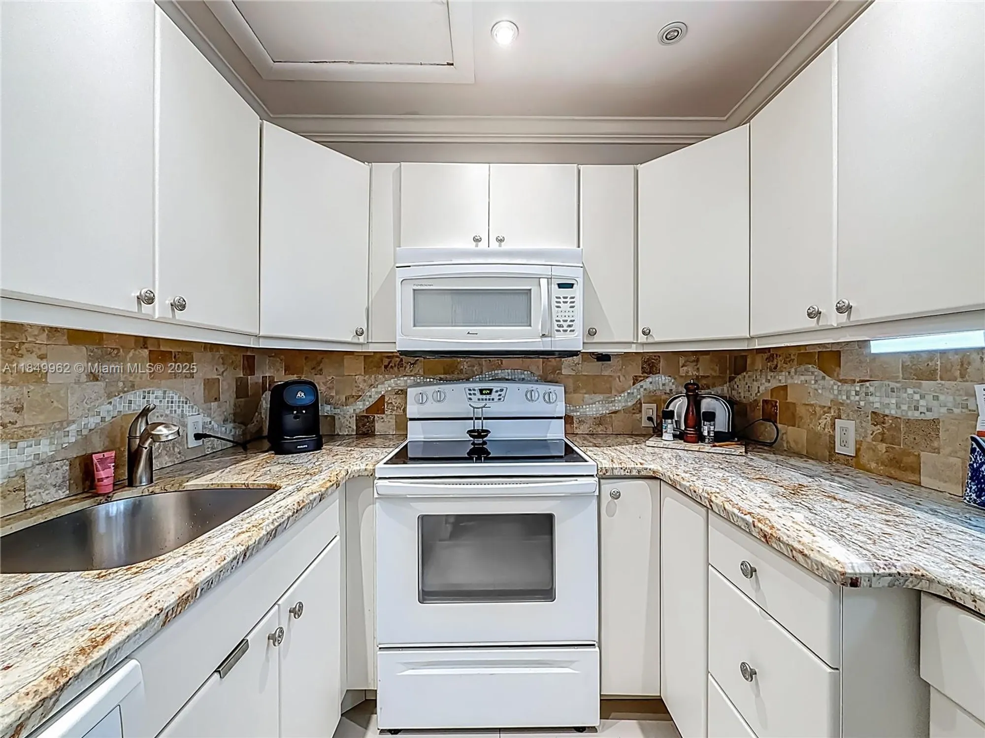 Property Slideshow image 17 of 41 | 618 fanshaw o # 618, Boca Raton, FL, 33434