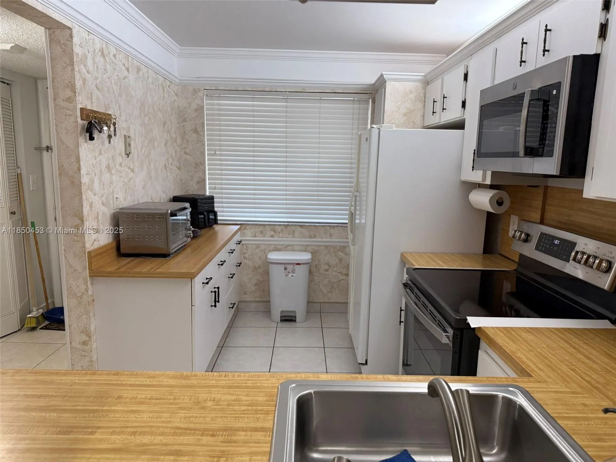 Property Slideshow image 18 of 43 | 3581 inverrary dr 108, Lauderhill, FL, 33319