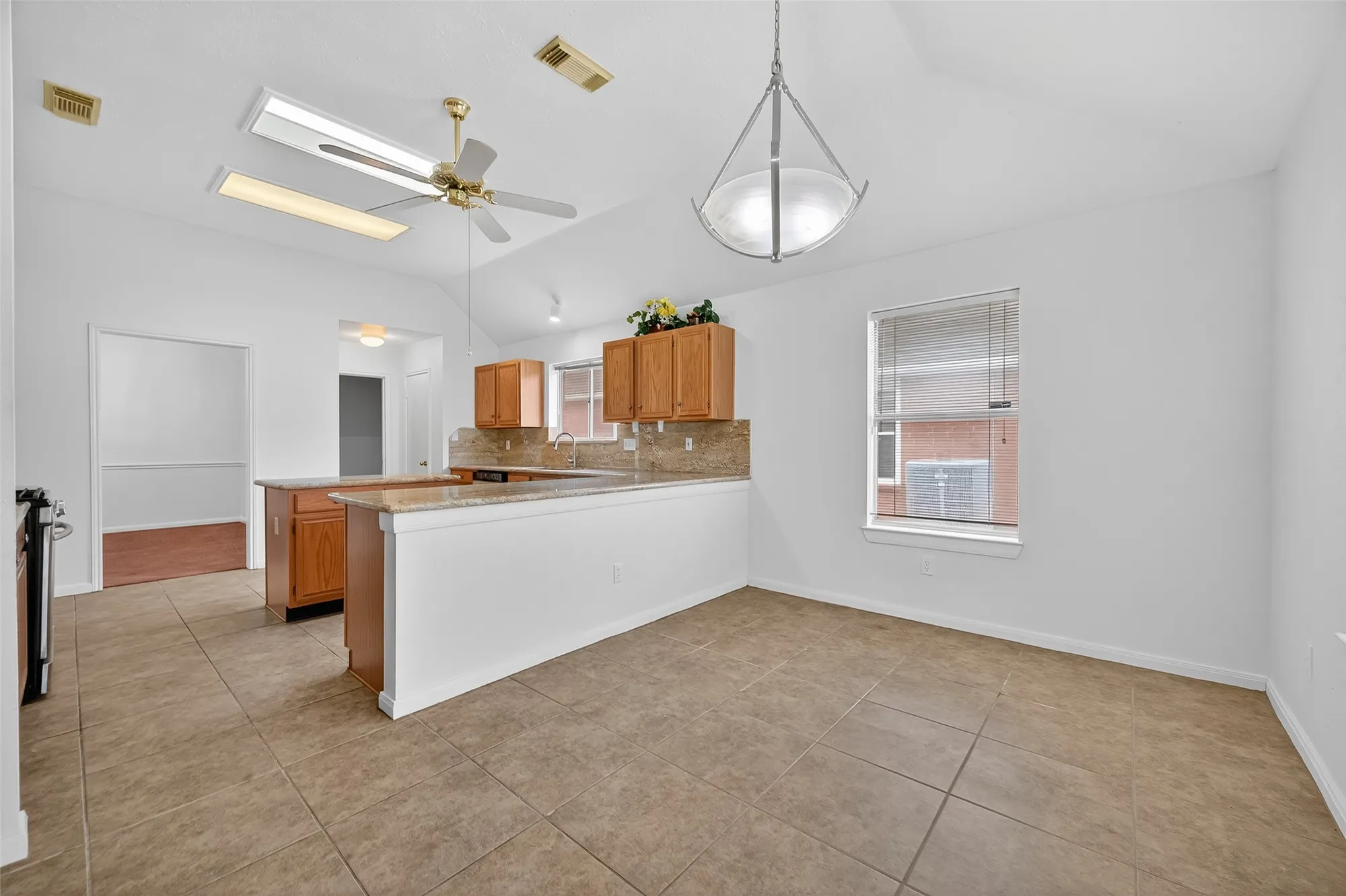 Property Slideshow image 15 of 44 | 914 w peach hollow cir, Pearland, TX, 77584