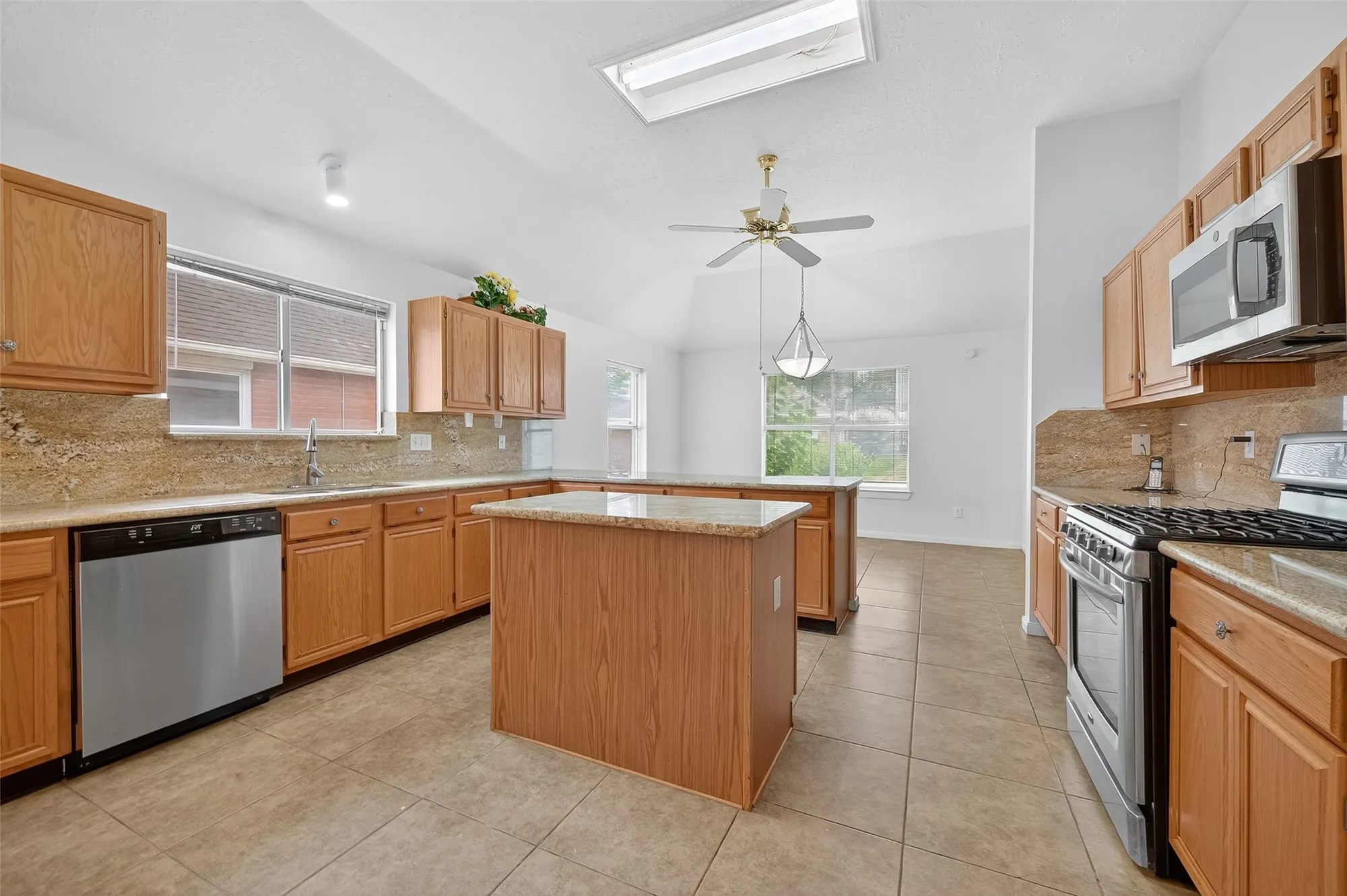 Property Slideshow image 17 of 44 | 914 w peach hollow cir, Pearland, TX, 77584